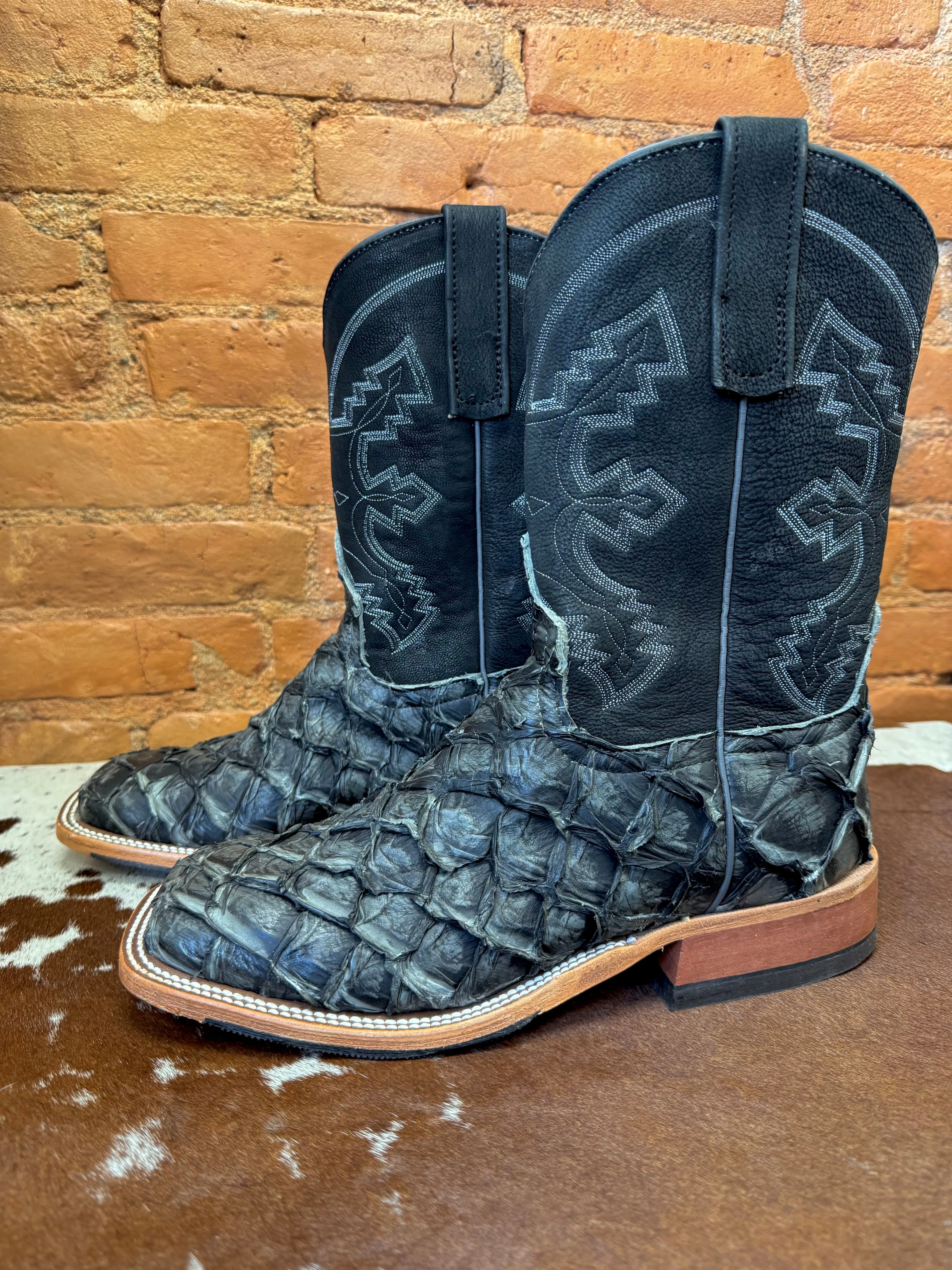 Secure fit Anderson Bean Men's Dark Grey Rustic Big Bass Arapaima & Black Suave Top Square Toe Cowboy Boots 336978
