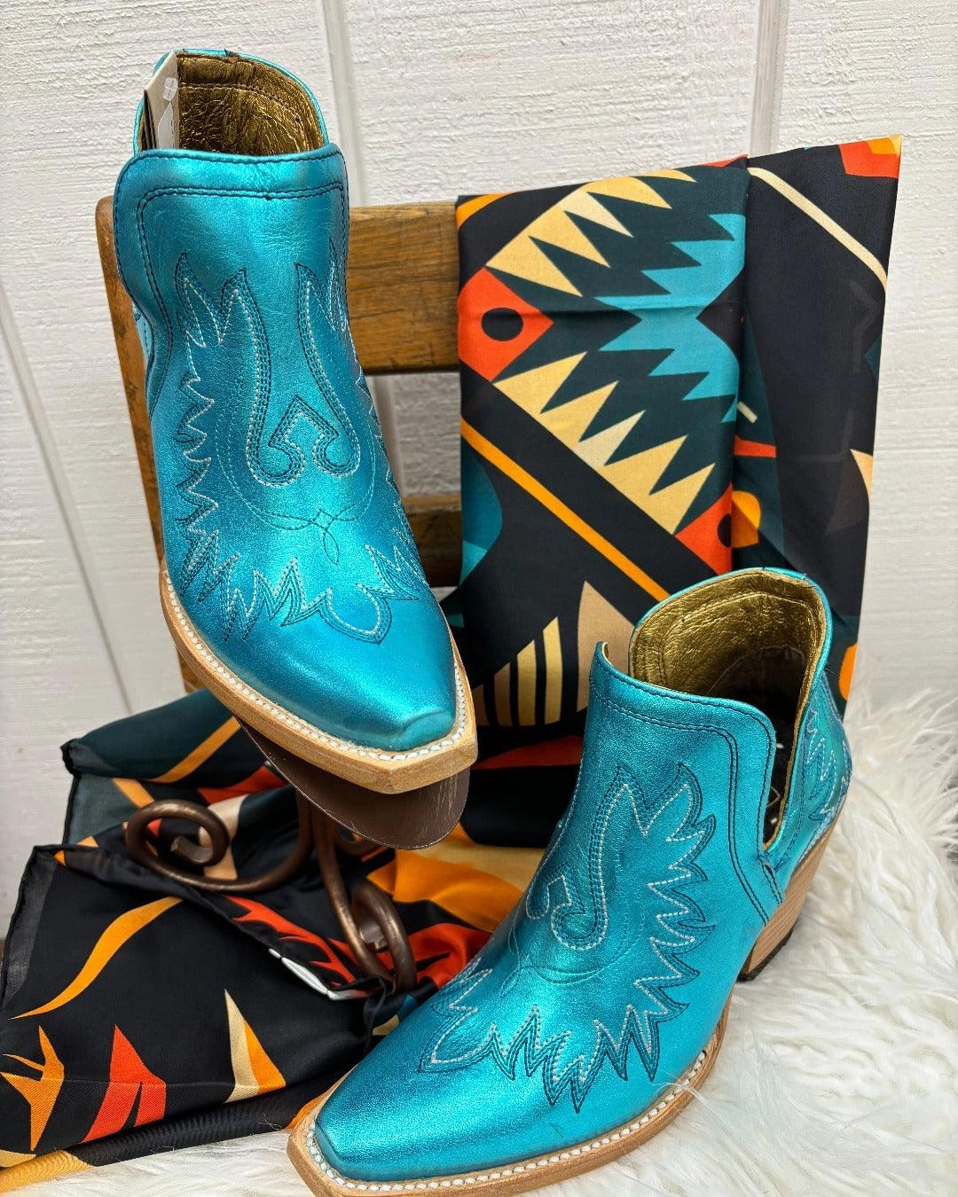 Ariat Women's Electric Calypso Metallic Blue Dixon Shortie Boots 10050873 Art Gallery Muddy Path