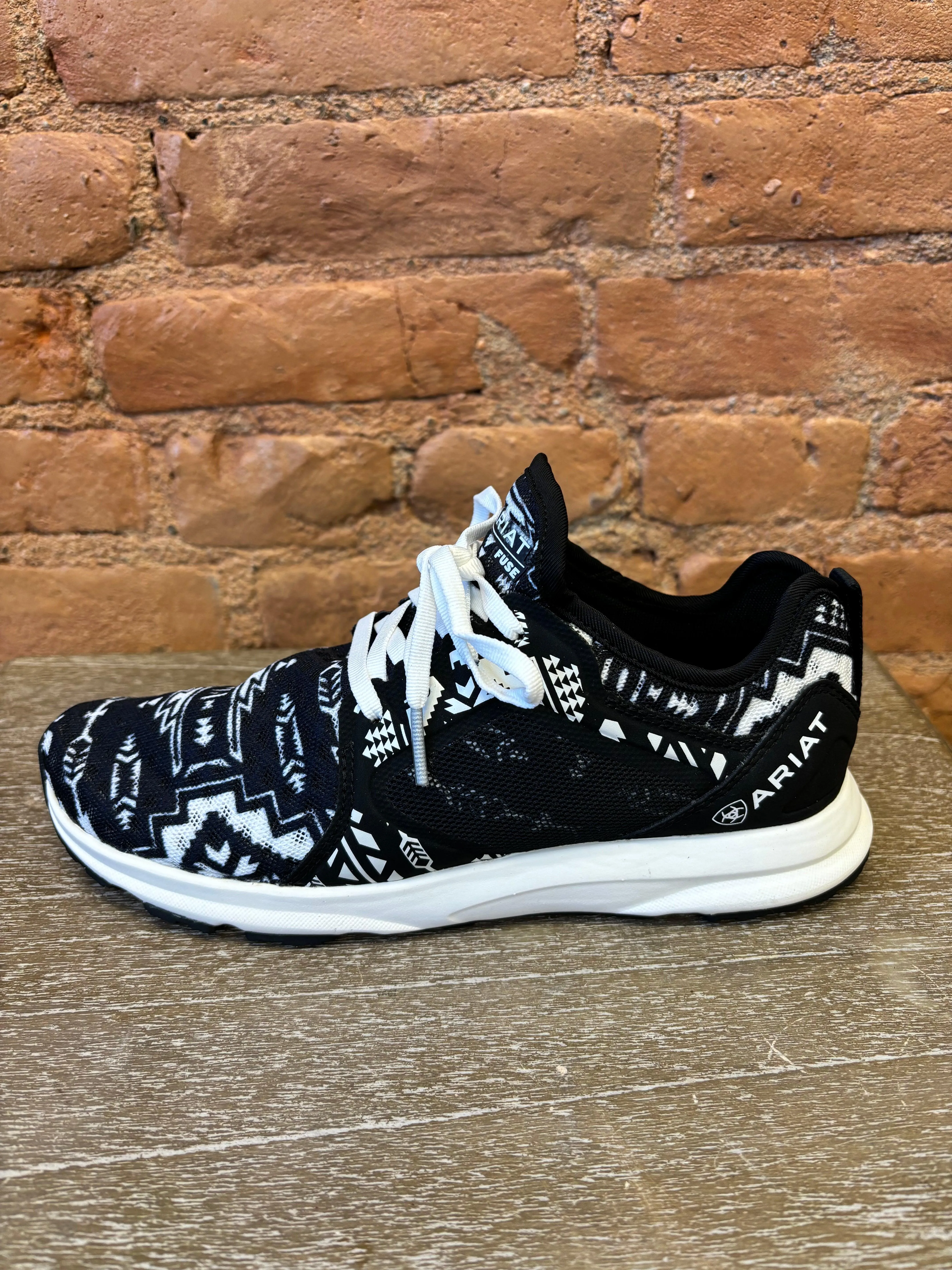 Pull Hike Ariat Women's Midnight Montana Fuse Lace-Up Tennis Shoe 10050877