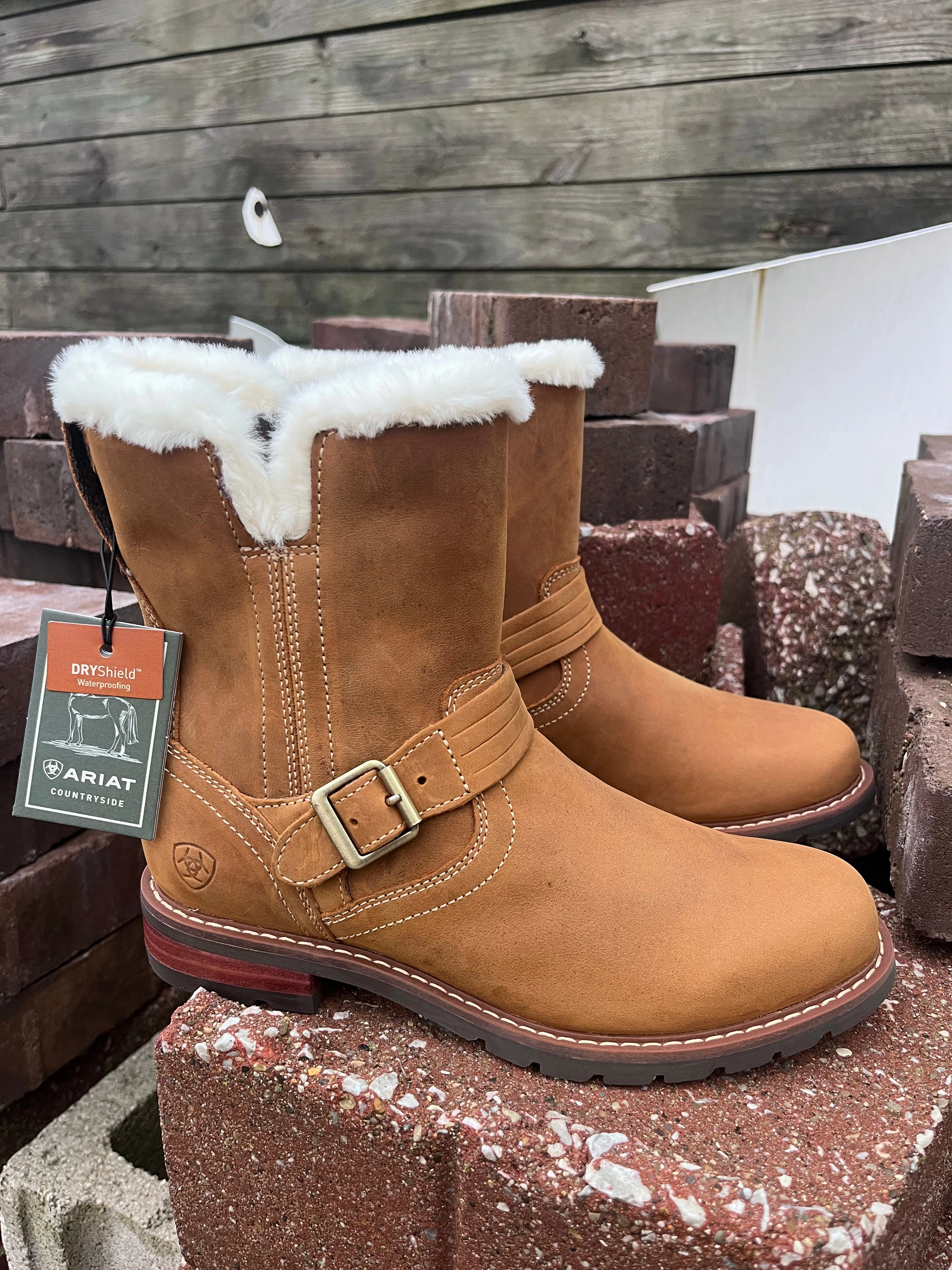 Buckle Closure Ariat Women's Savannah Carmel Tan Sherpa Waterproof Boot 10053768