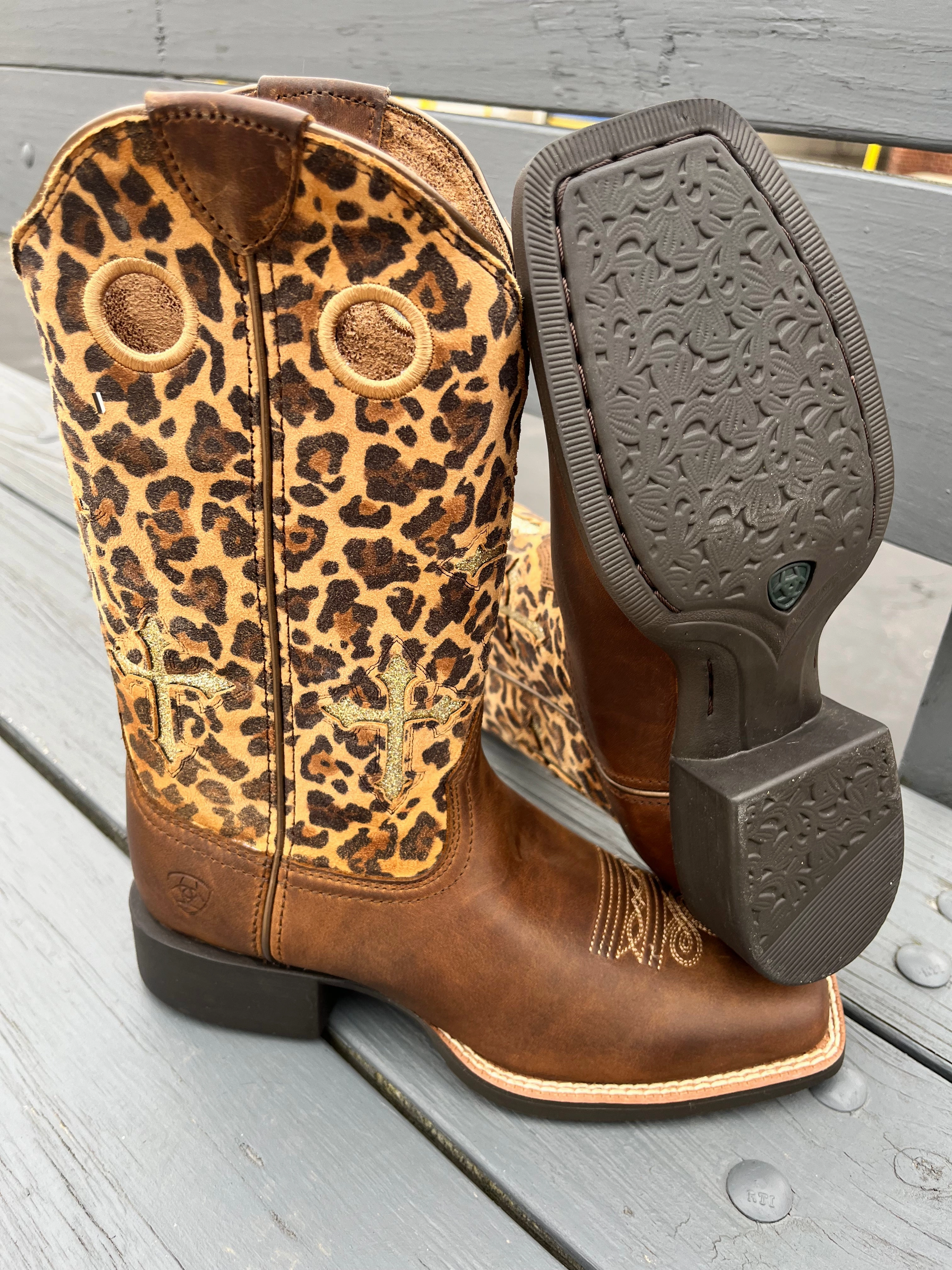 Ariat Womens Round Up Crossroads Distressed Tan Western Cowgirl Boot 10042384 Sleek Shape Minimal Silhouette