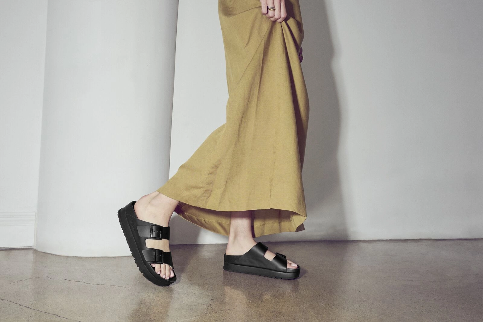 Sleek Flip-flops Arch Relief Arizona Platform | Vegan | Birko-Flor | Black