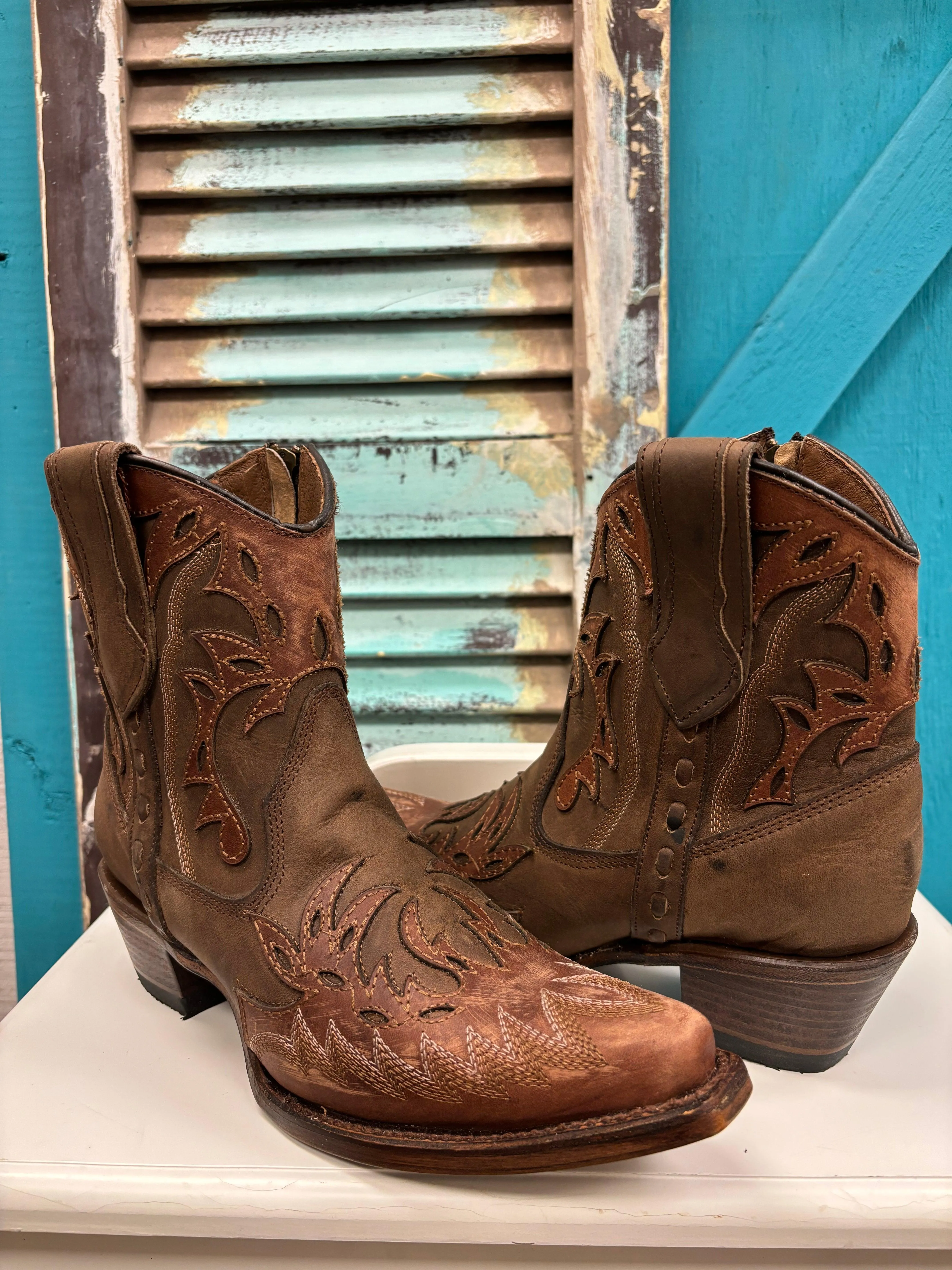 Circle G Women's Cognac & Tobacco Embroidered Wing Tip Ankle Boots L6100 Stud Look Outdoor Function