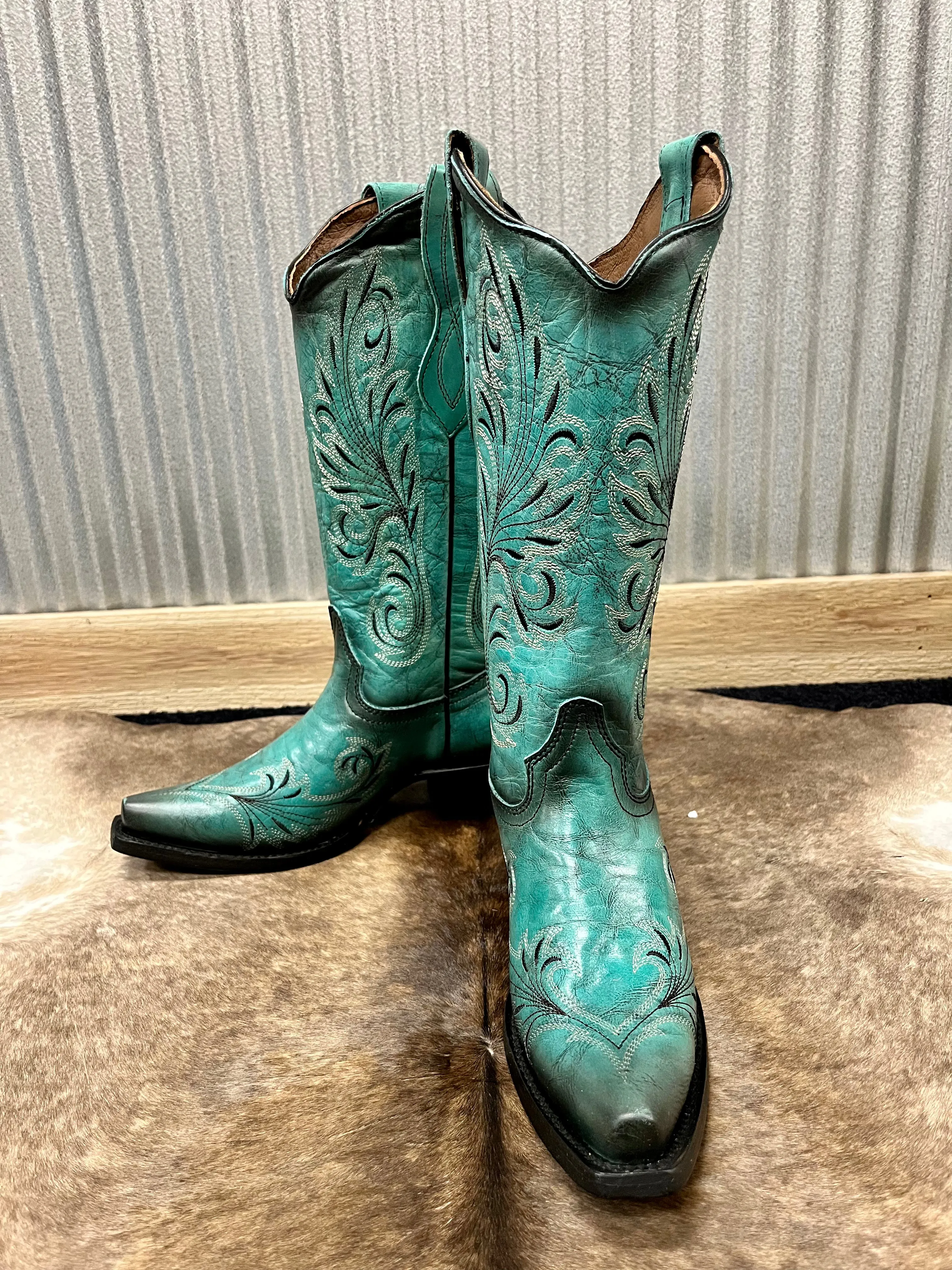 Protective Design Fashionable Design Circle G Women's Turquoise Snip Toe Cowgirl Boots L2076