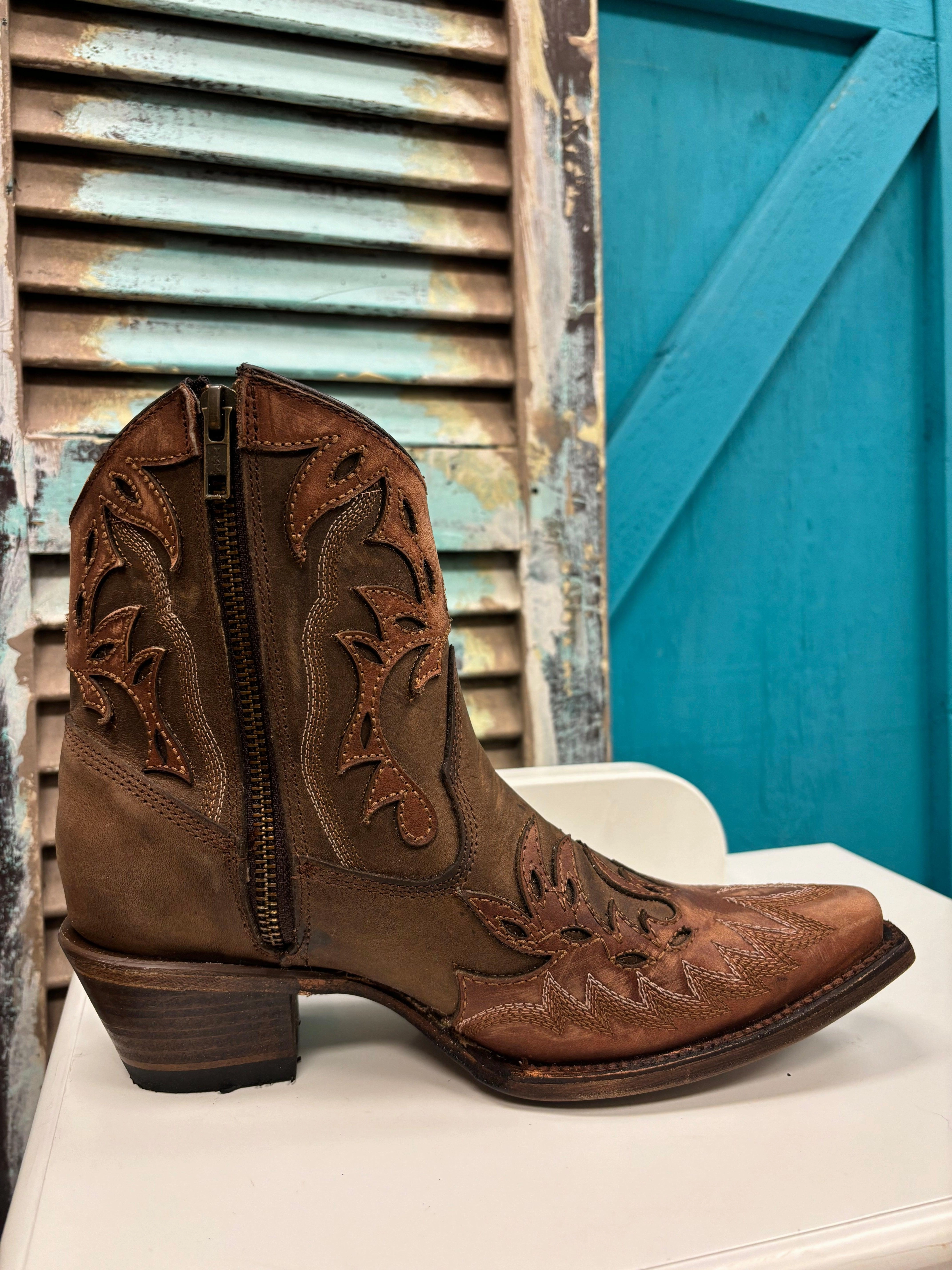 gift pick Outdoor Daily Circle G Women's Cognac & Tobacco Embroidered Wing Tip Ankle Boots L6100