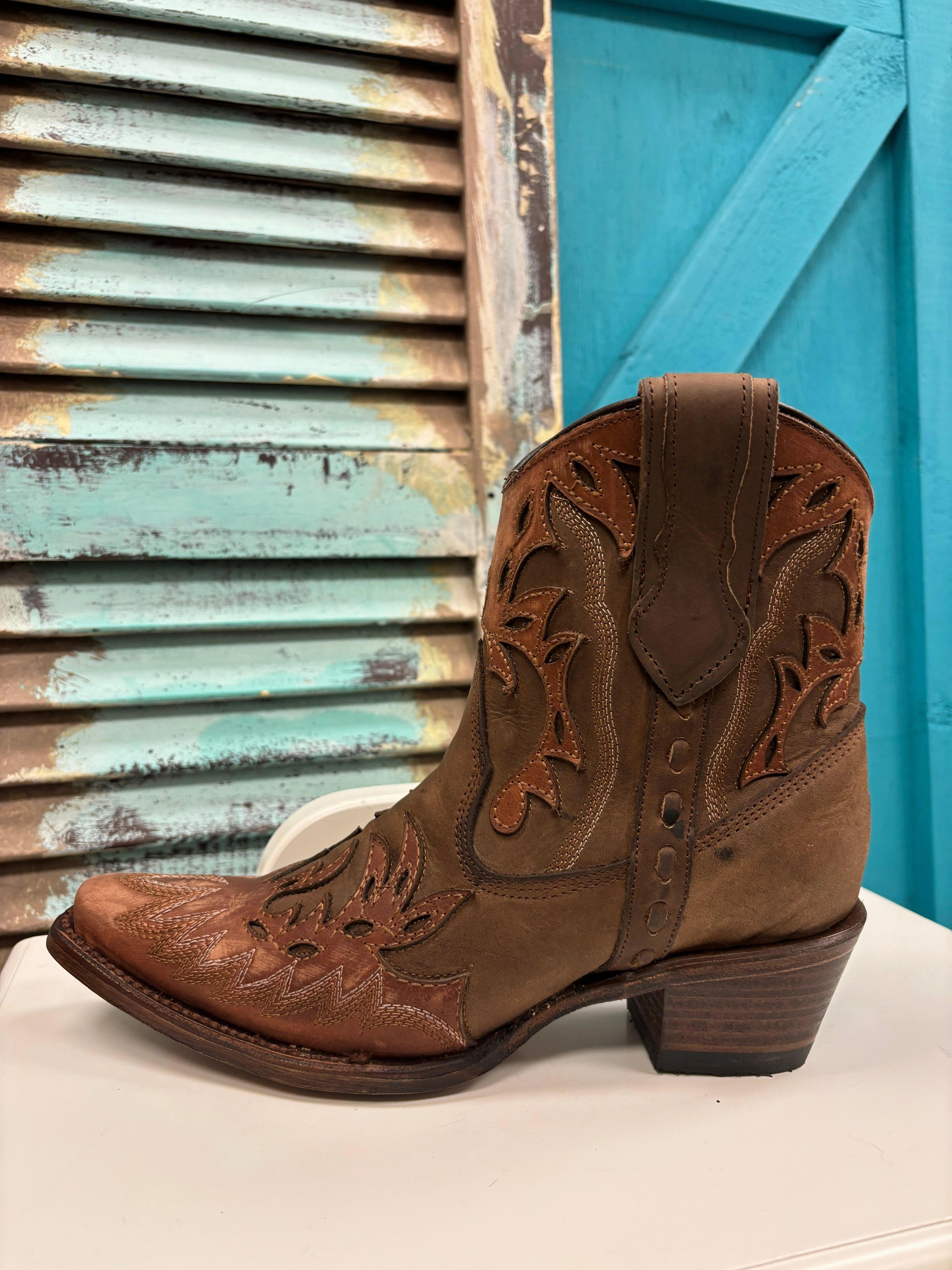 All-Terrain Use sole Circle G Women's Cognac & Tobacco Embroidered Wing Tip Ankle Boots L6100