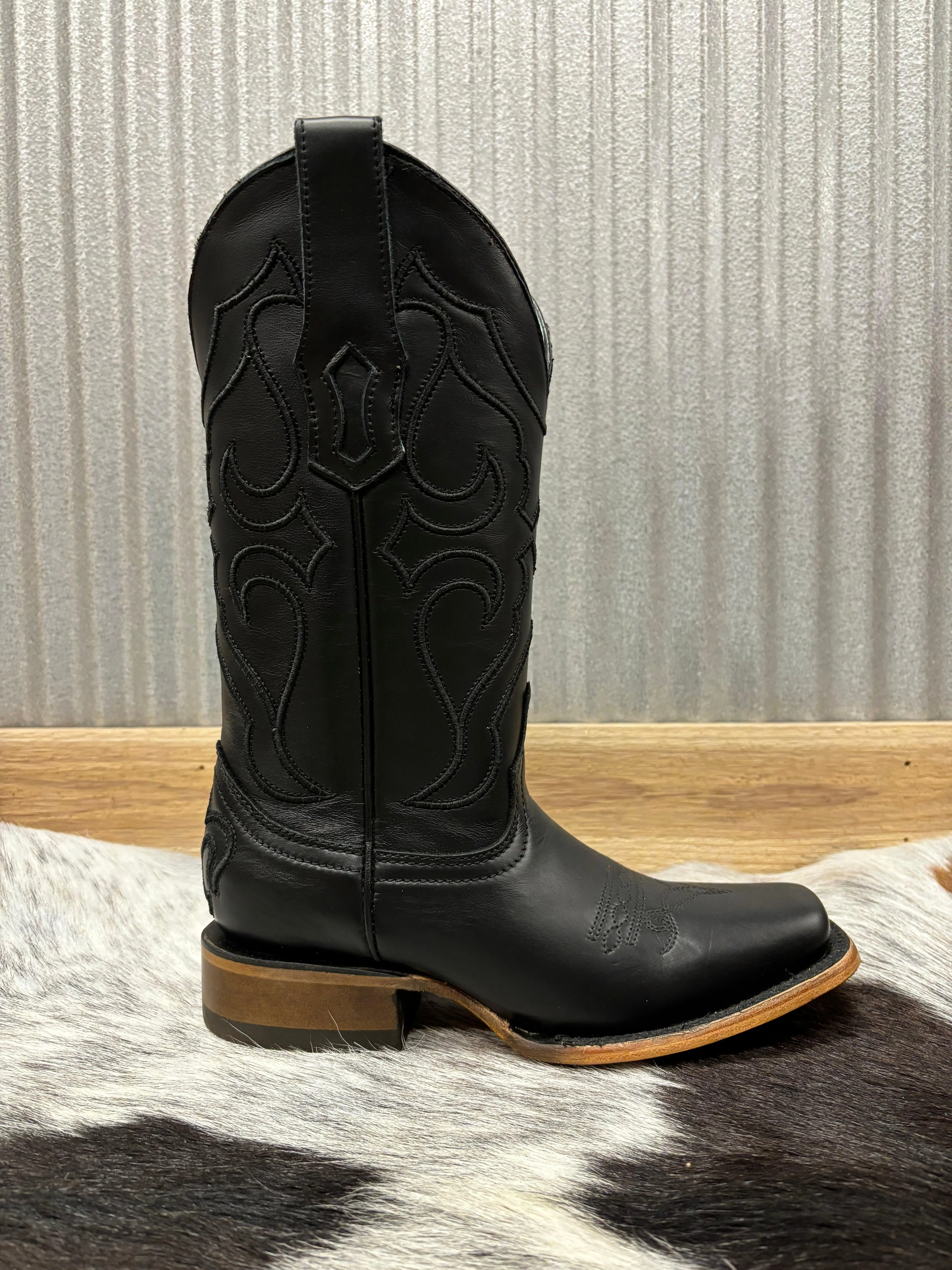 Family Fit Fashion Comfort Corral Women's Black Leather Embroidered Square Toe Cowgirl Boots Z5167