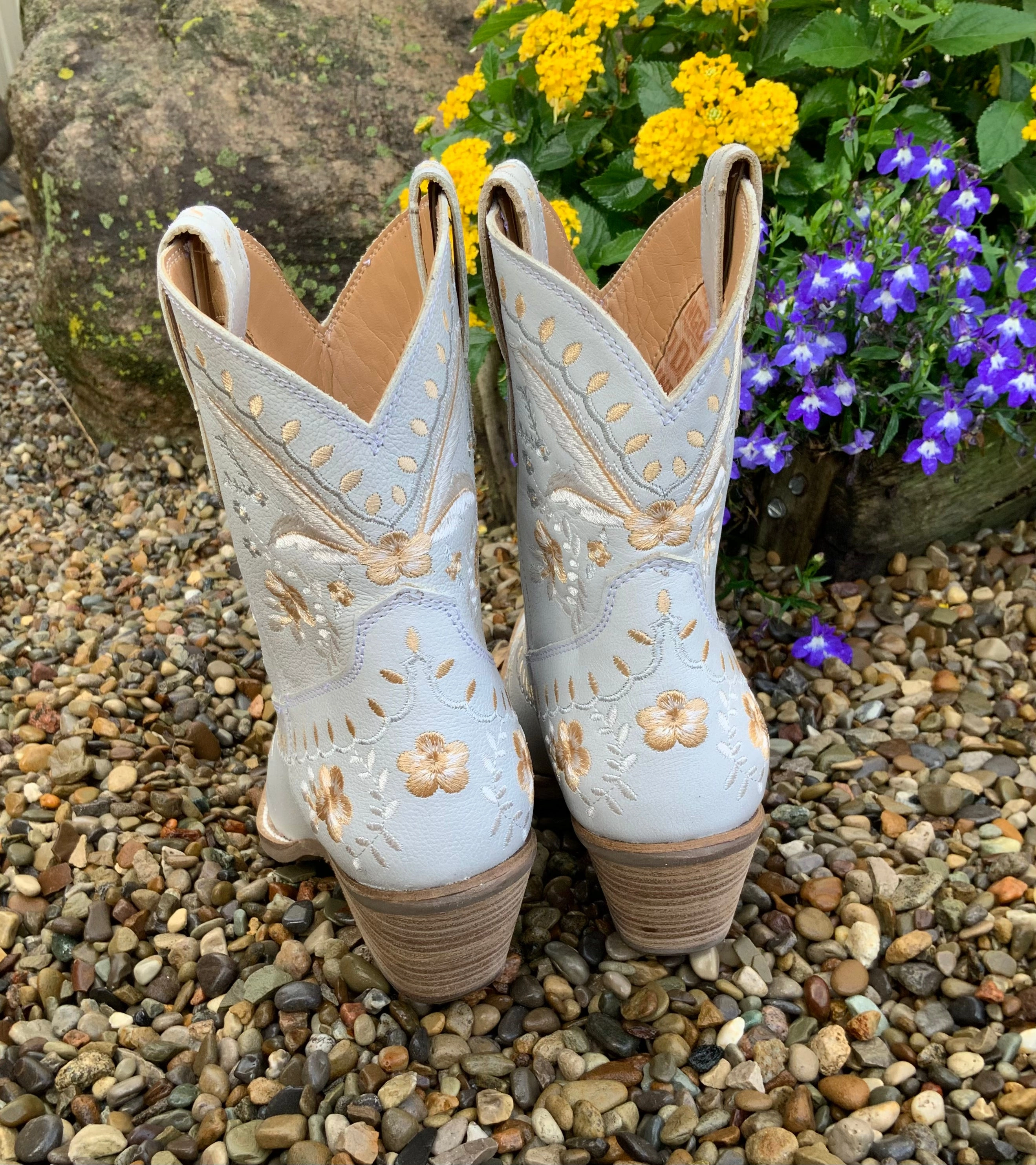 Dingo Women's Primrose White Cowgirl Ankle Booties DI748 Subtle Lines