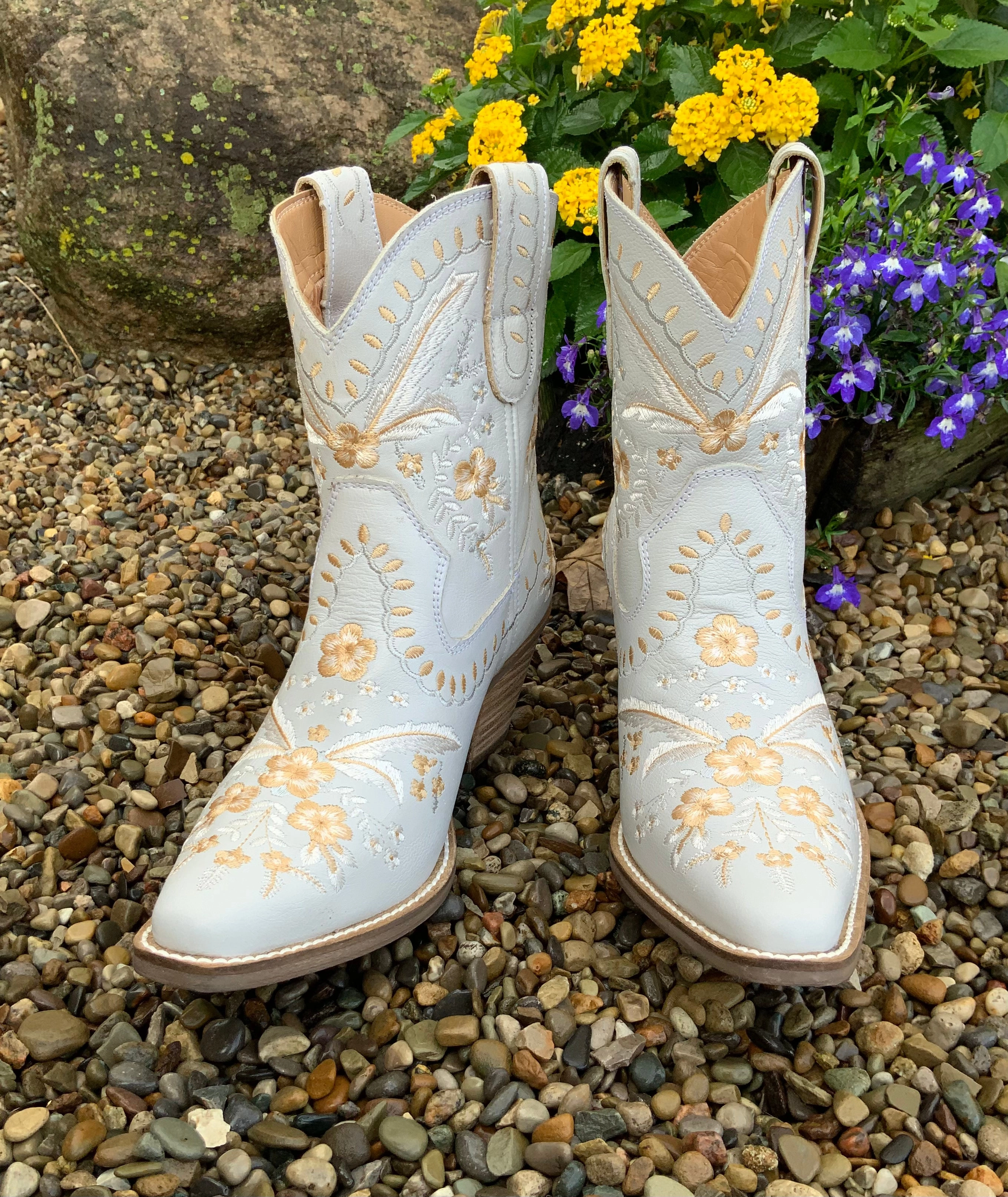 Love Pair Dingo Women's Primrose White Cowgirl Ankle Booties DI748