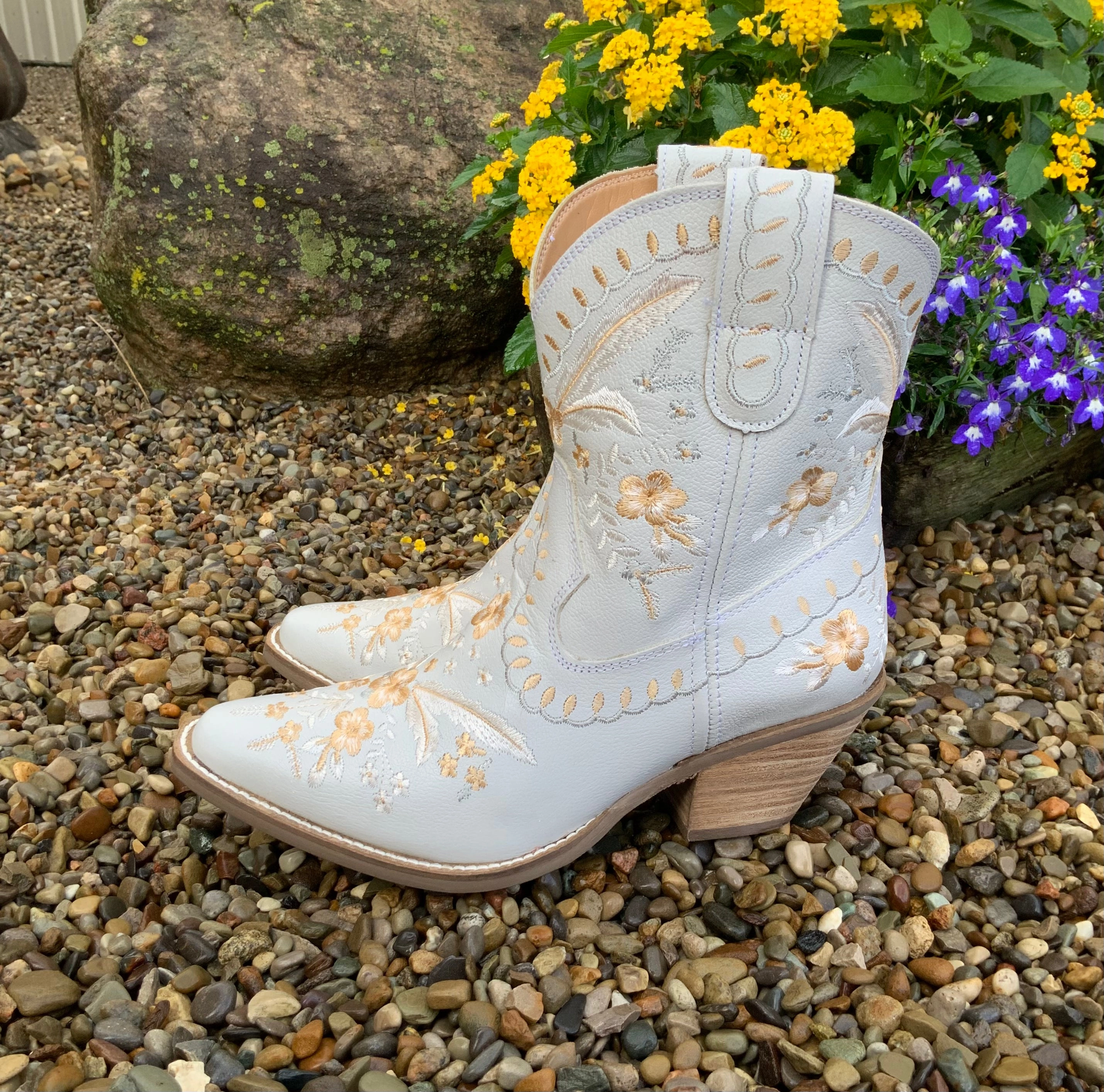 Comfortable bend Dingo Women's Primrose White Cowgirl Ankle Booties DI748