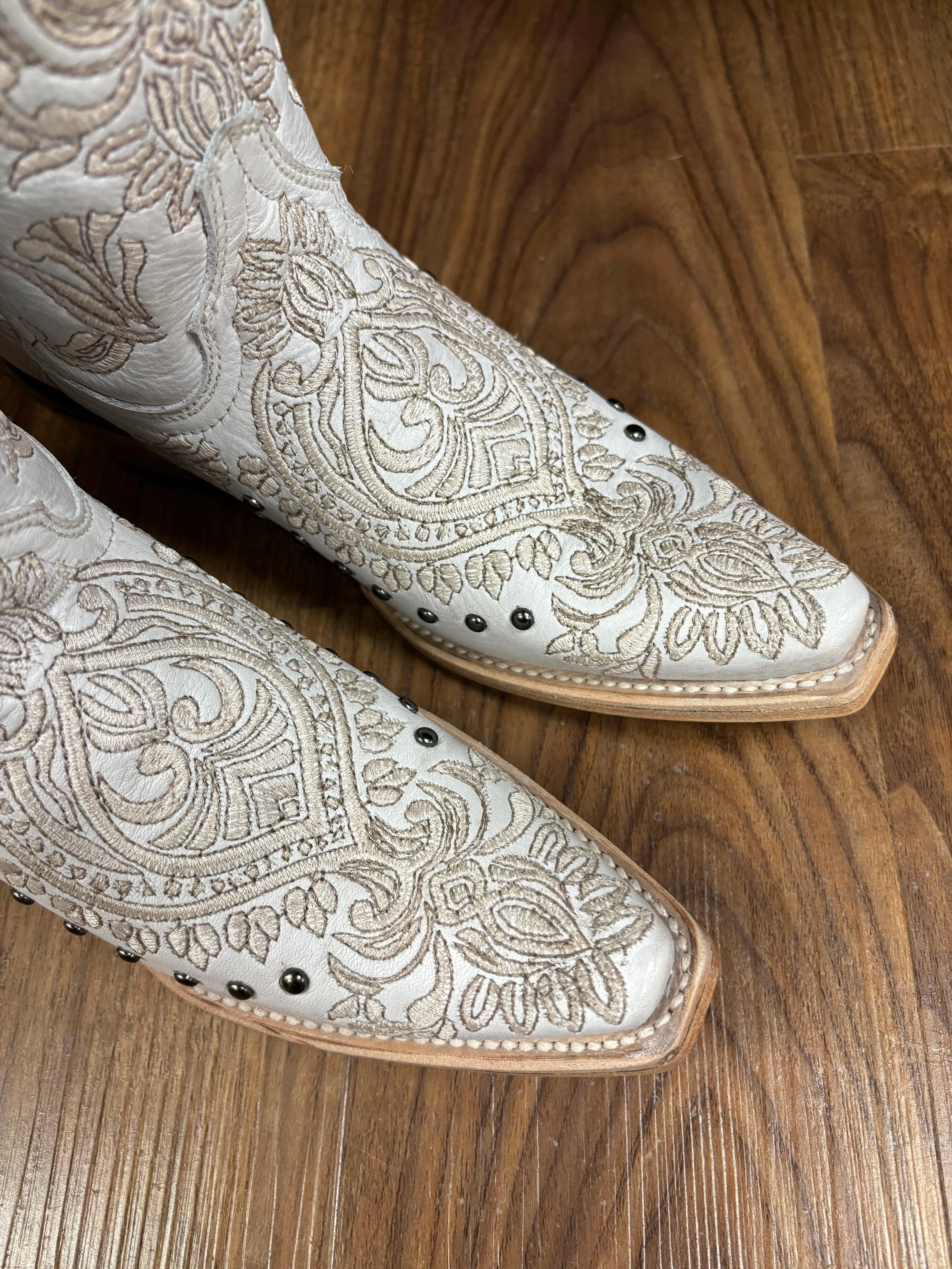 Circle G Women's White Embroidered & Stud Snip Toe Cowgirl Boots L6063 Resort Mode