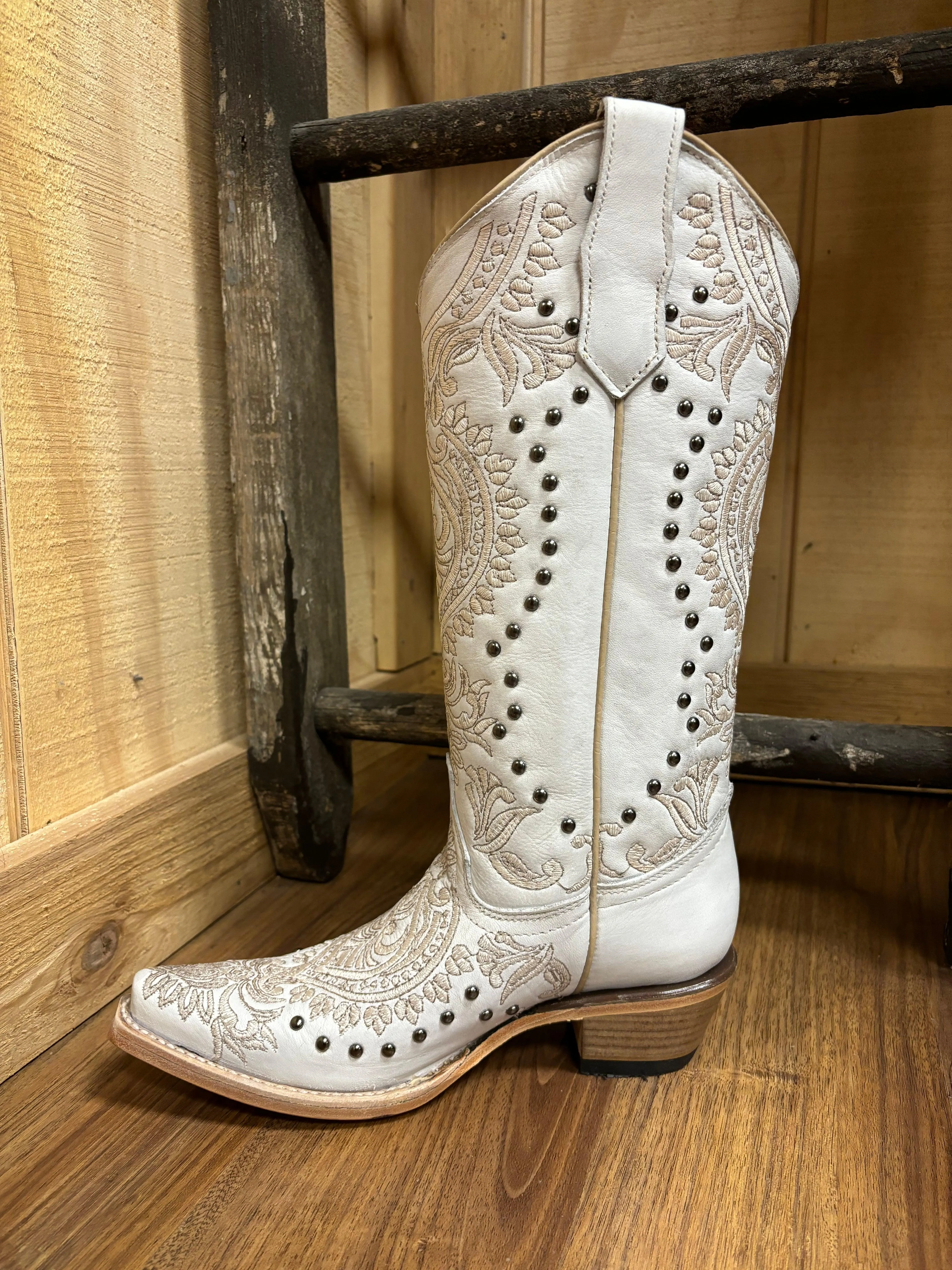Mountain use Comfort Buckles Circle G Women's White Embroidered & Stud Snip Toe Cowgirl Boots L6063