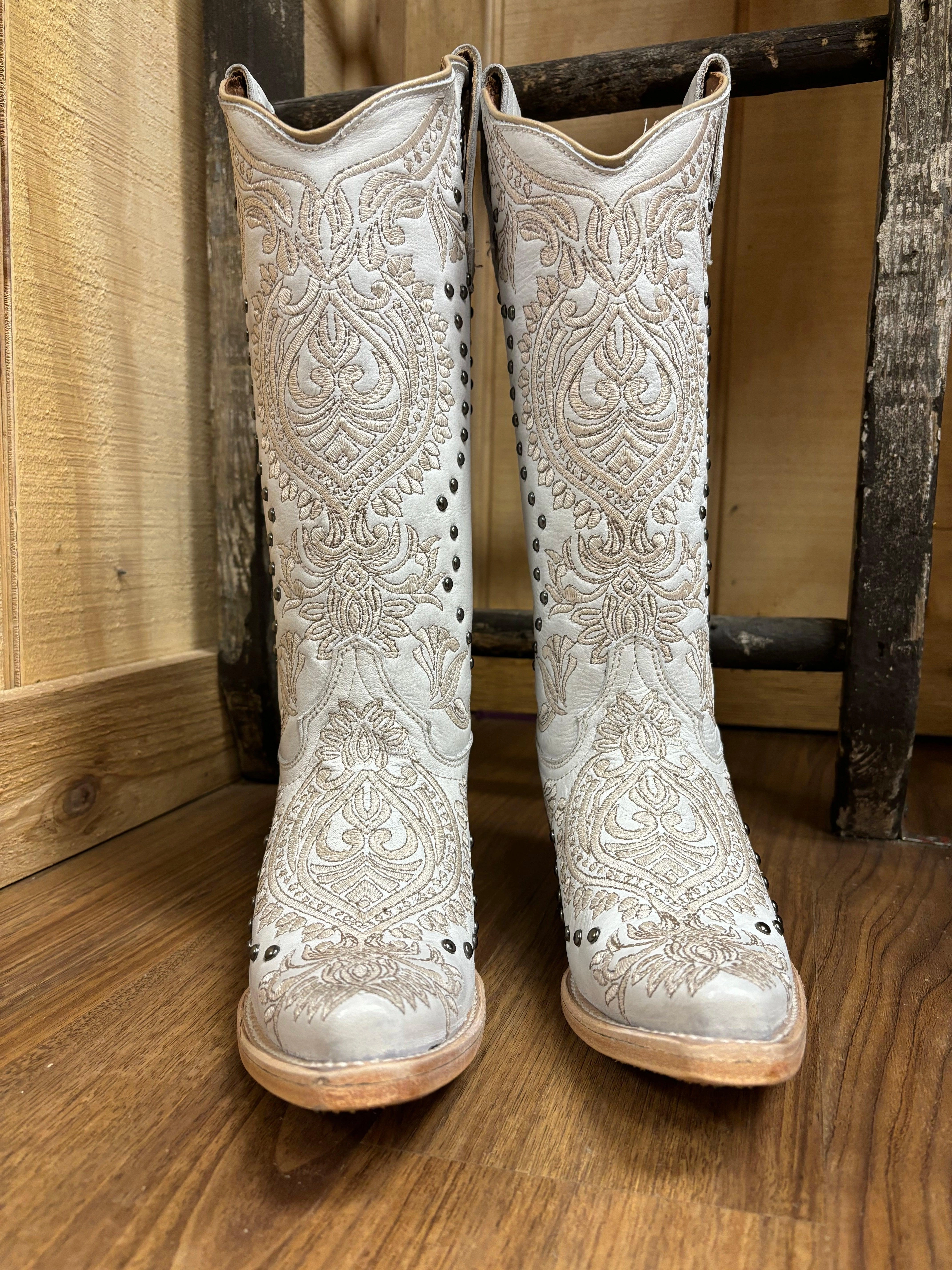 Robust Build Circle G Women's White Embroidered & Stud Snip Toe Cowgirl Boots L6063