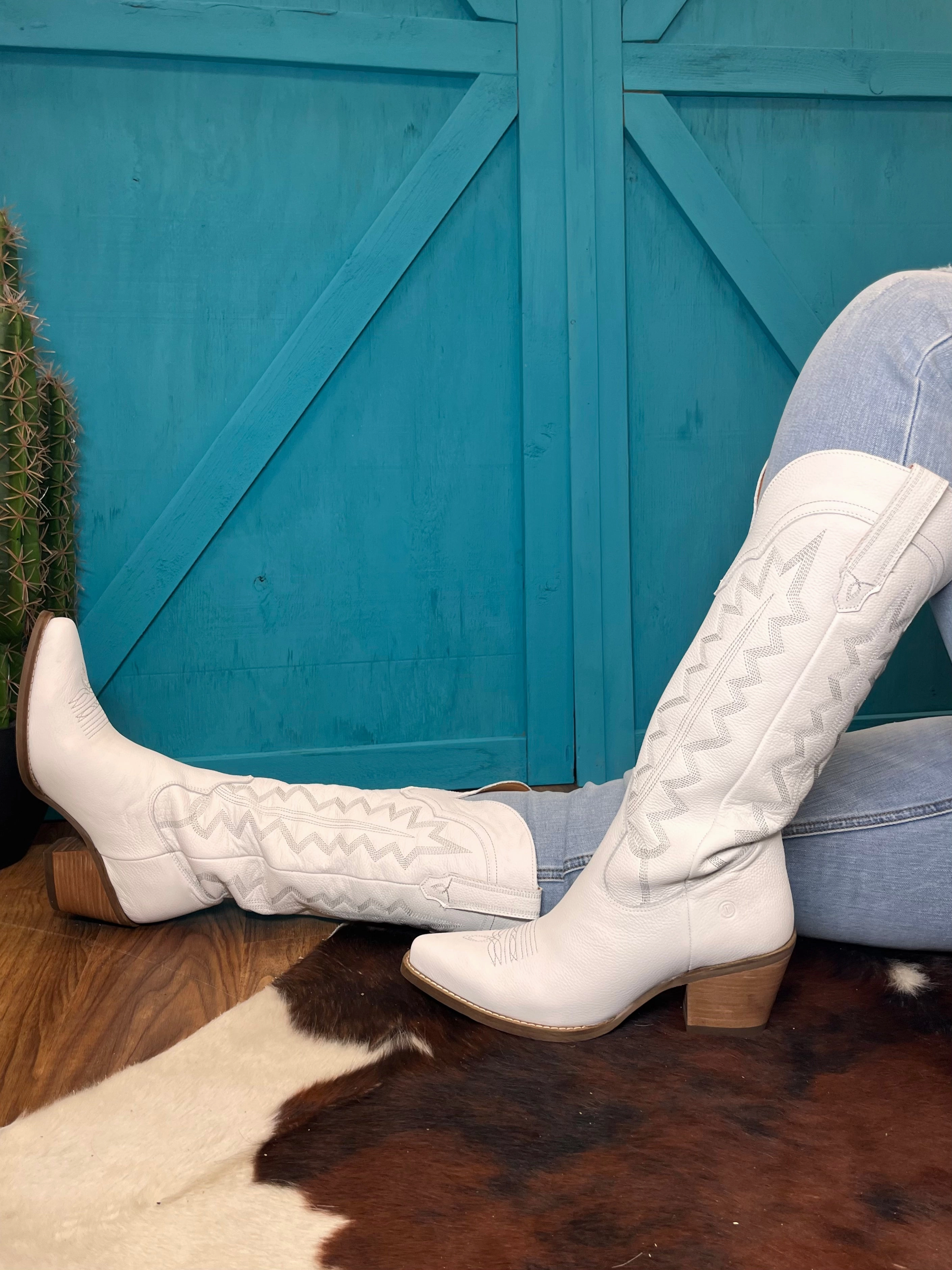 Weather Ready All-Weather Design. Dingo 1989 Women's High Cotton White Tall Cowgirl Boots DI936
