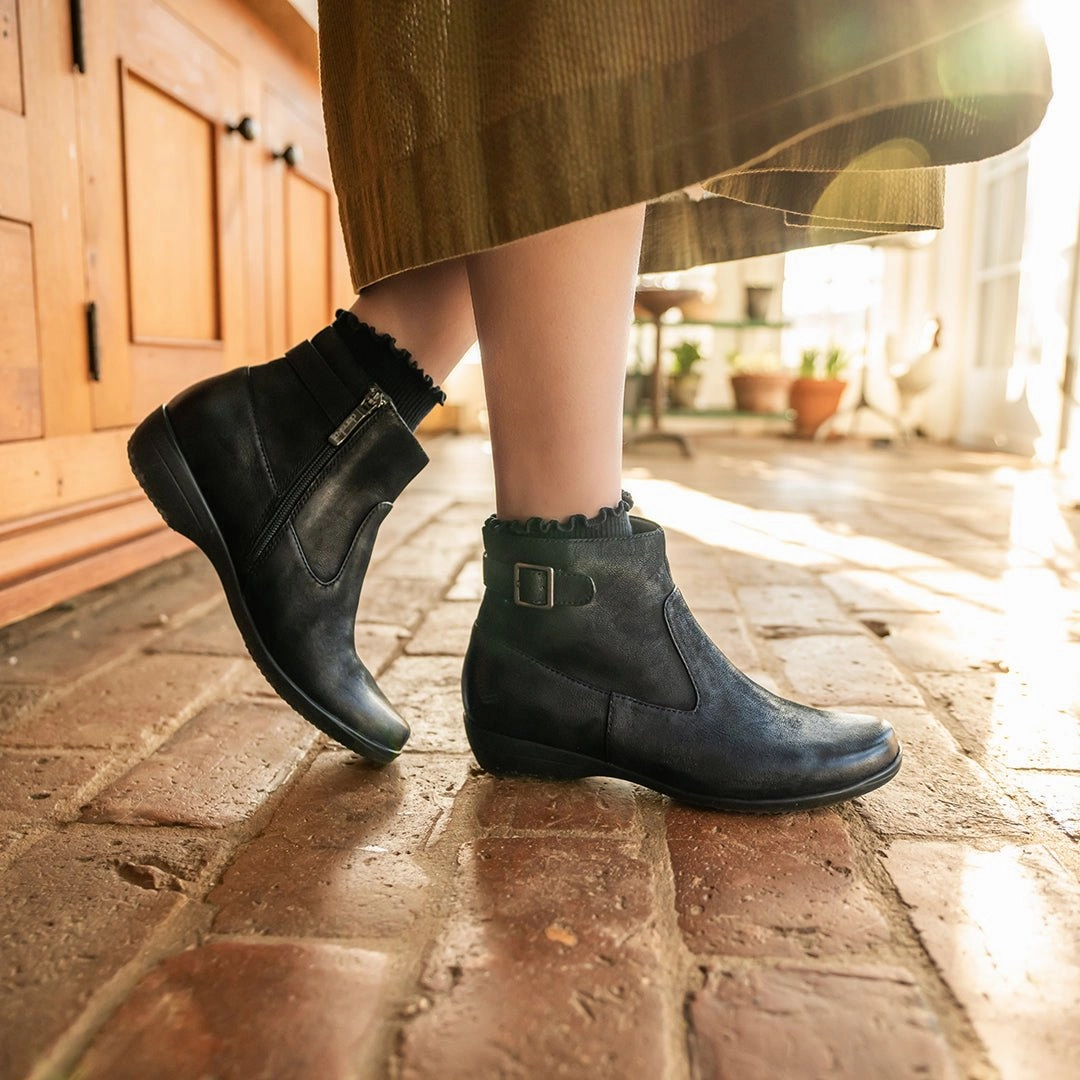 Anytime Go Finnley | Burnished Nubuck | Black