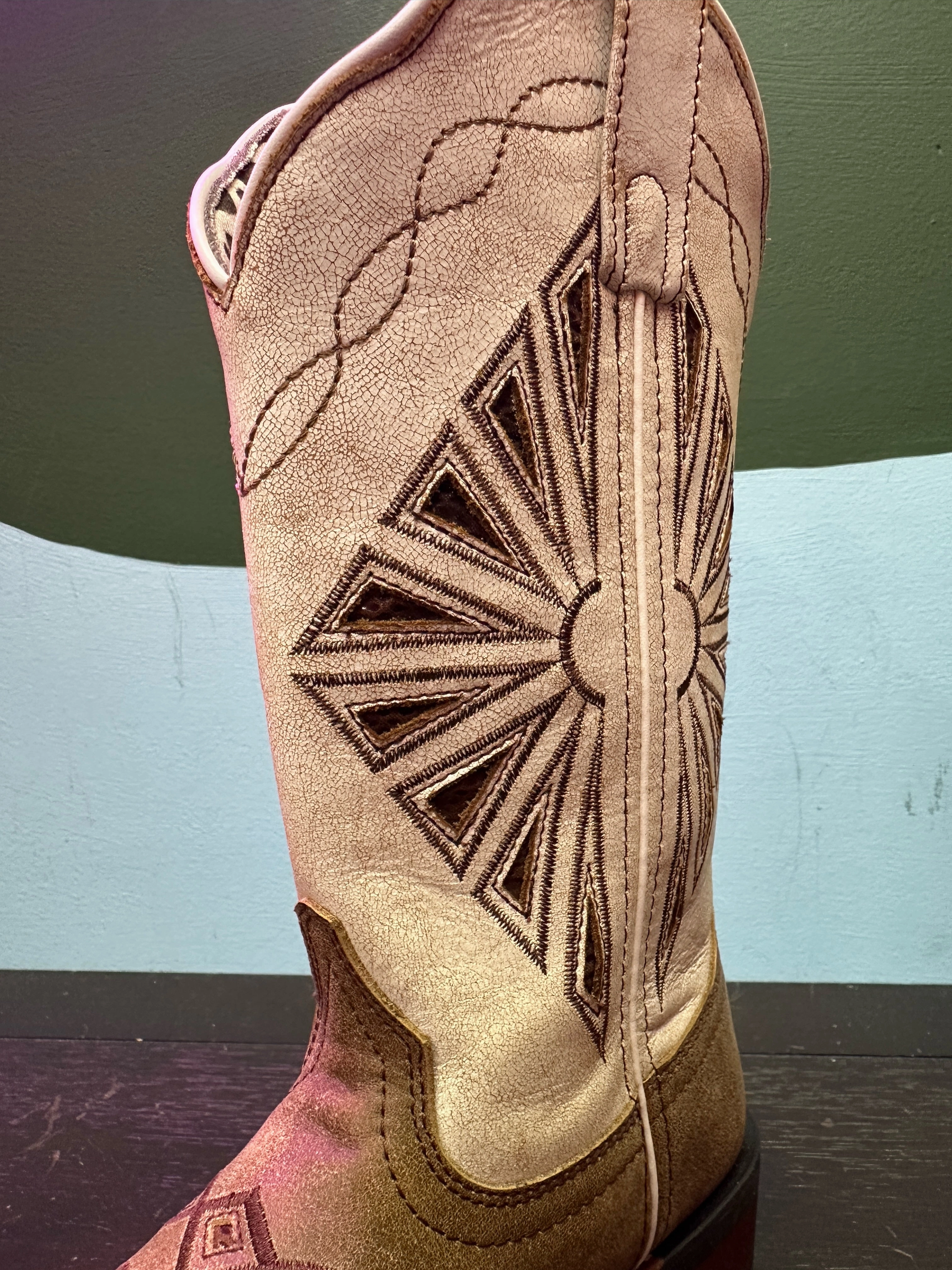 Fashion Utility Laredo Women's Kite Days Distressed Brown & Bone White Embroidered Square Toe Cowgirl Boots 5821