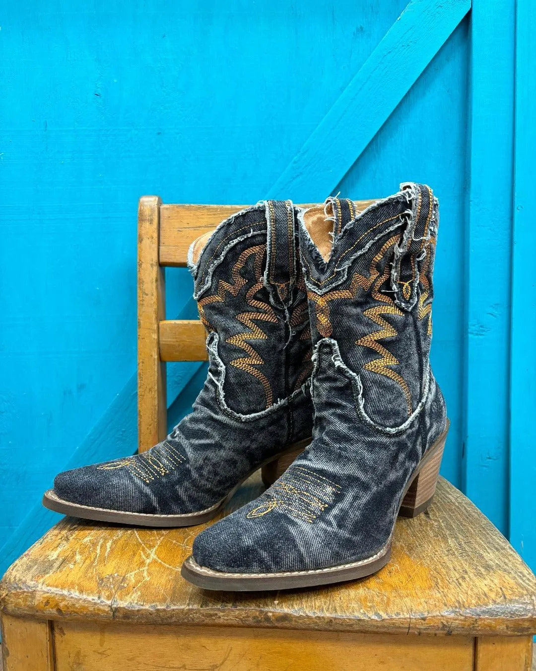 Mud Defense light texture Dingo Women's Black Y'all Need Dolly Denim Snip Toe Cowgirl Boots DI950-BLK