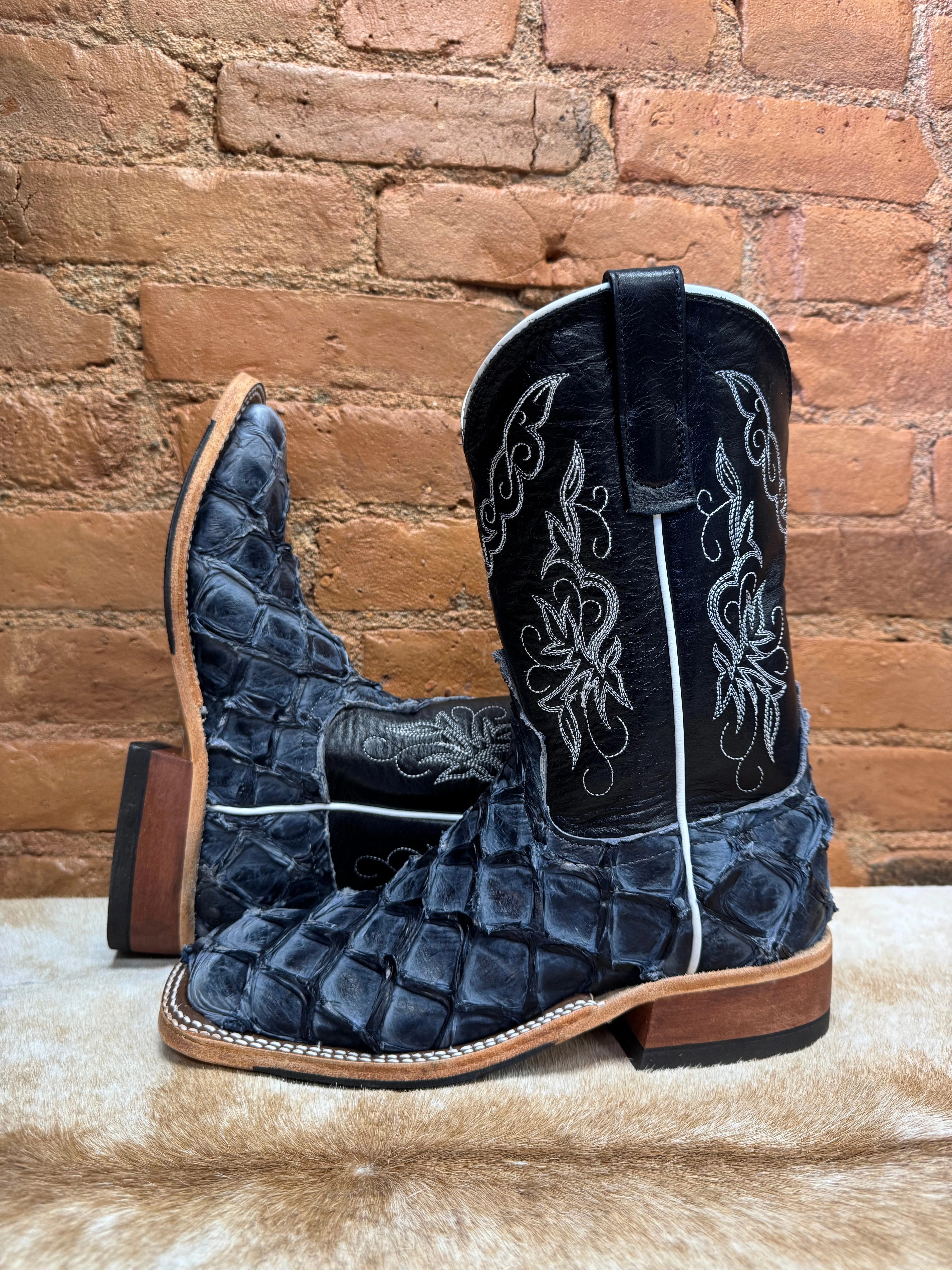 Reinforced toe Modern Lines Anderson Bean Women's Navy Big Bass Arapaima & Carbon Blue Milan Square Toe Cowgirl Boots 335358