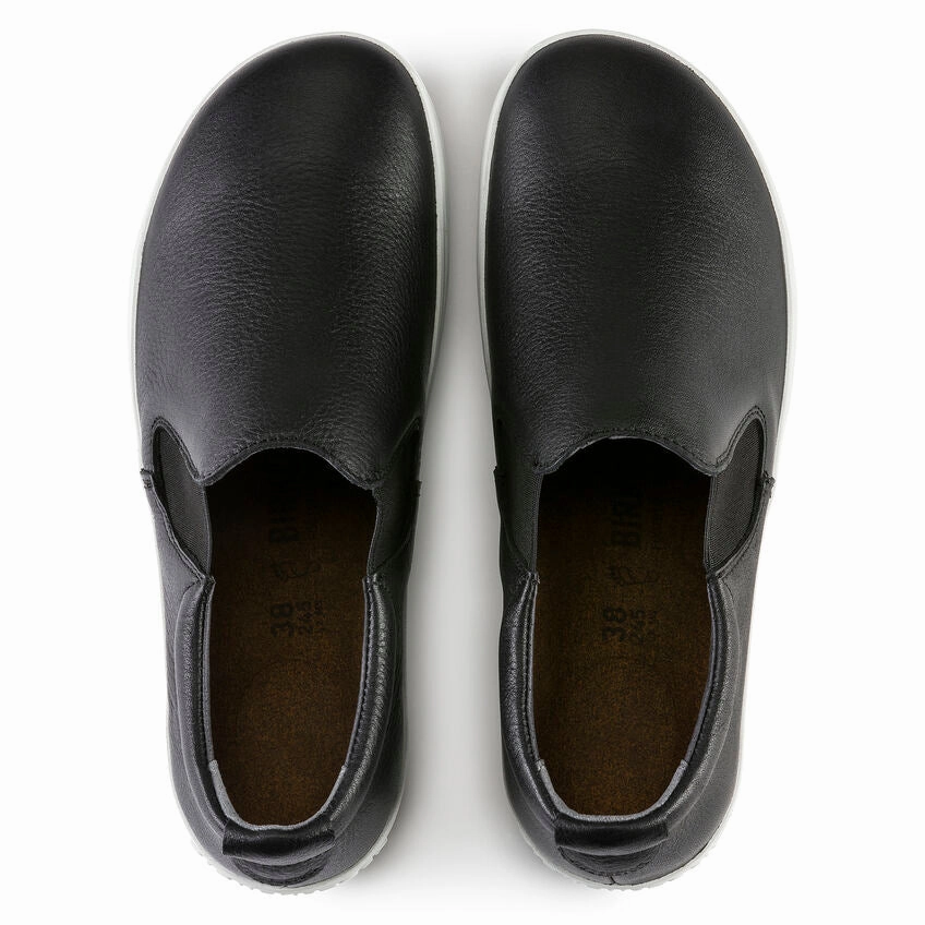 QO 400 Slip On | Leather | Black Pose Ready Ventilation holes