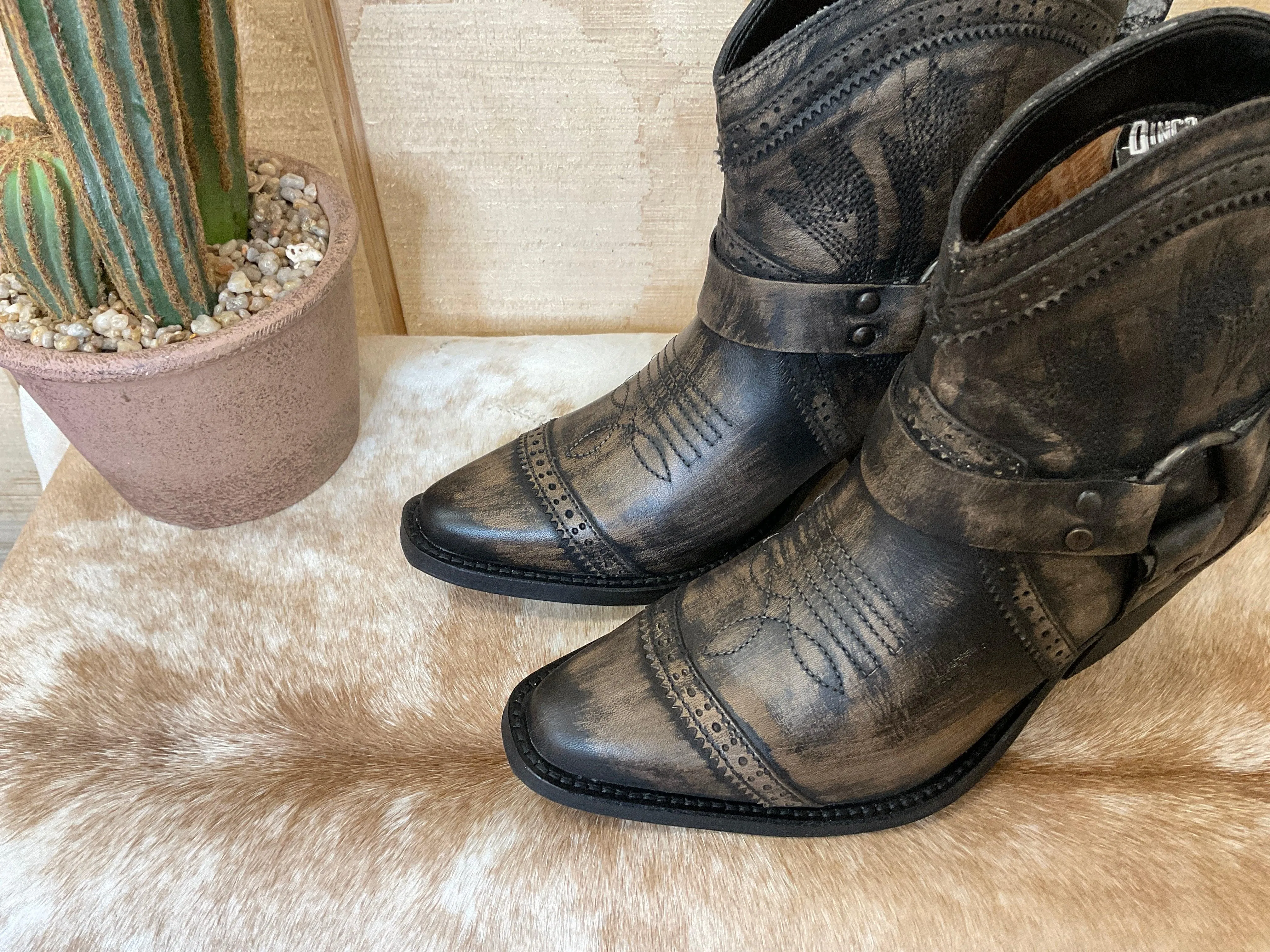 Dingo Women's Distressed Black Gummy Bear Ankle Boot DI747B Outdoor Style Dad Mode