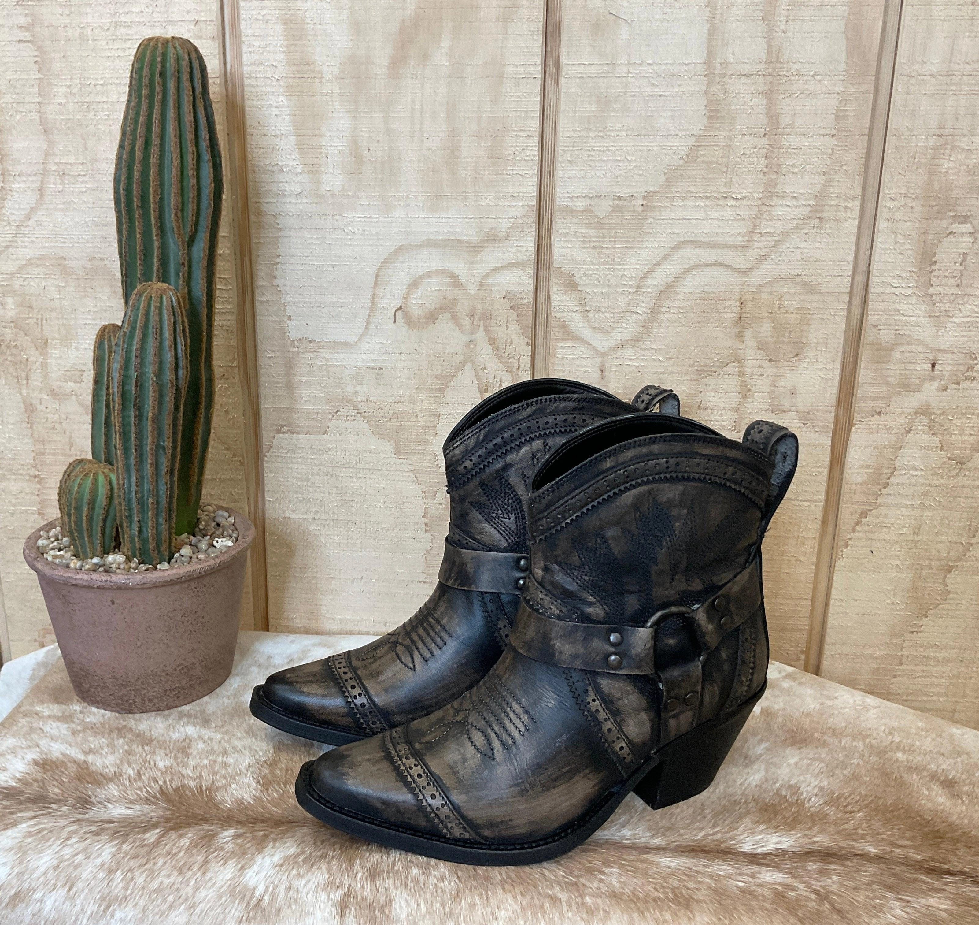 Dingo Women's Distressed Black Gummy Bear Ankle Boot DI747B Comfortable fit