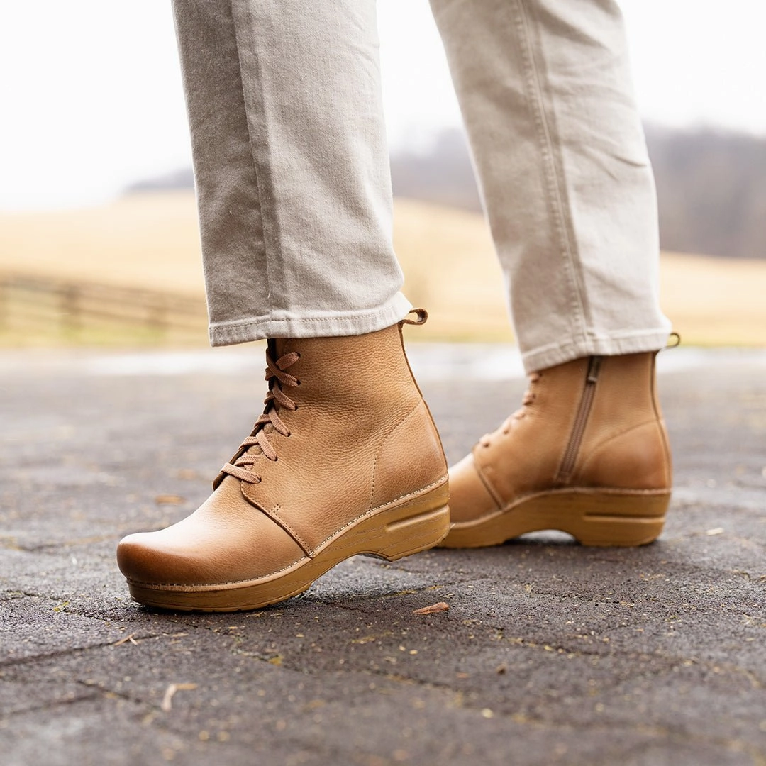 Runway Glow Sigourney | Leather | Distressed Honey