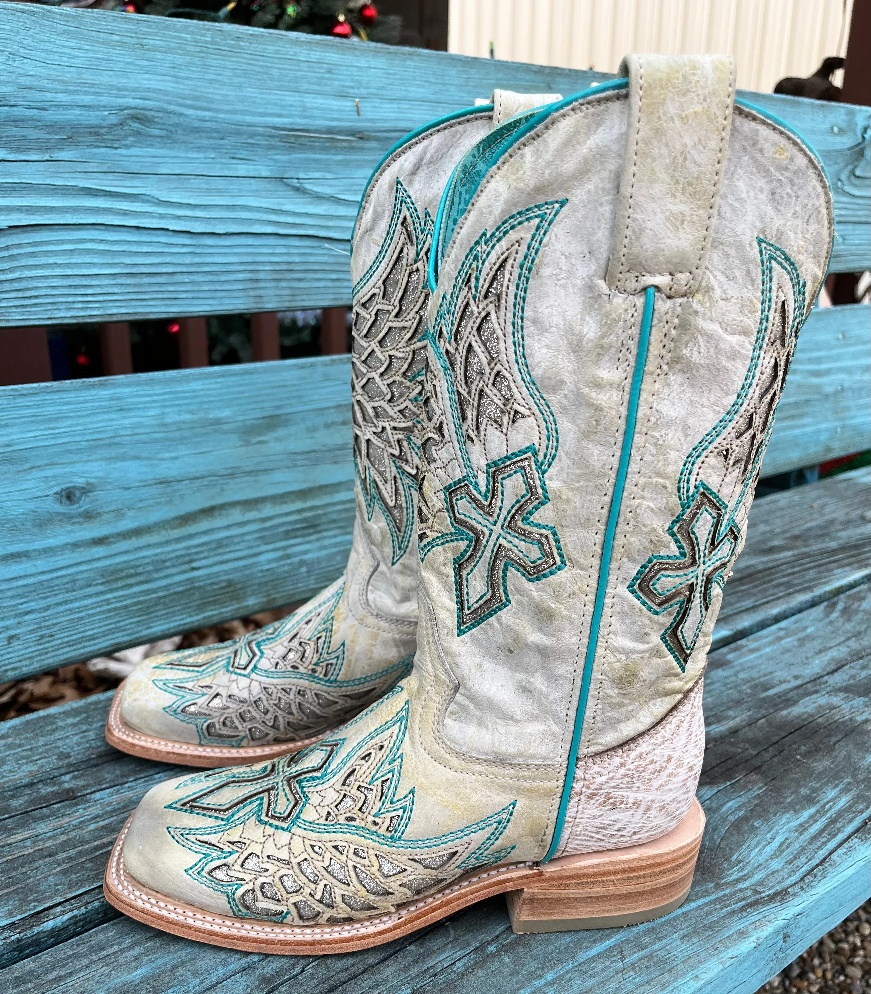 Corral Women's White Sequined Inlay w/Turquoise Stitching Square Toe Cowgirl Boots A4334 Reliable Grip