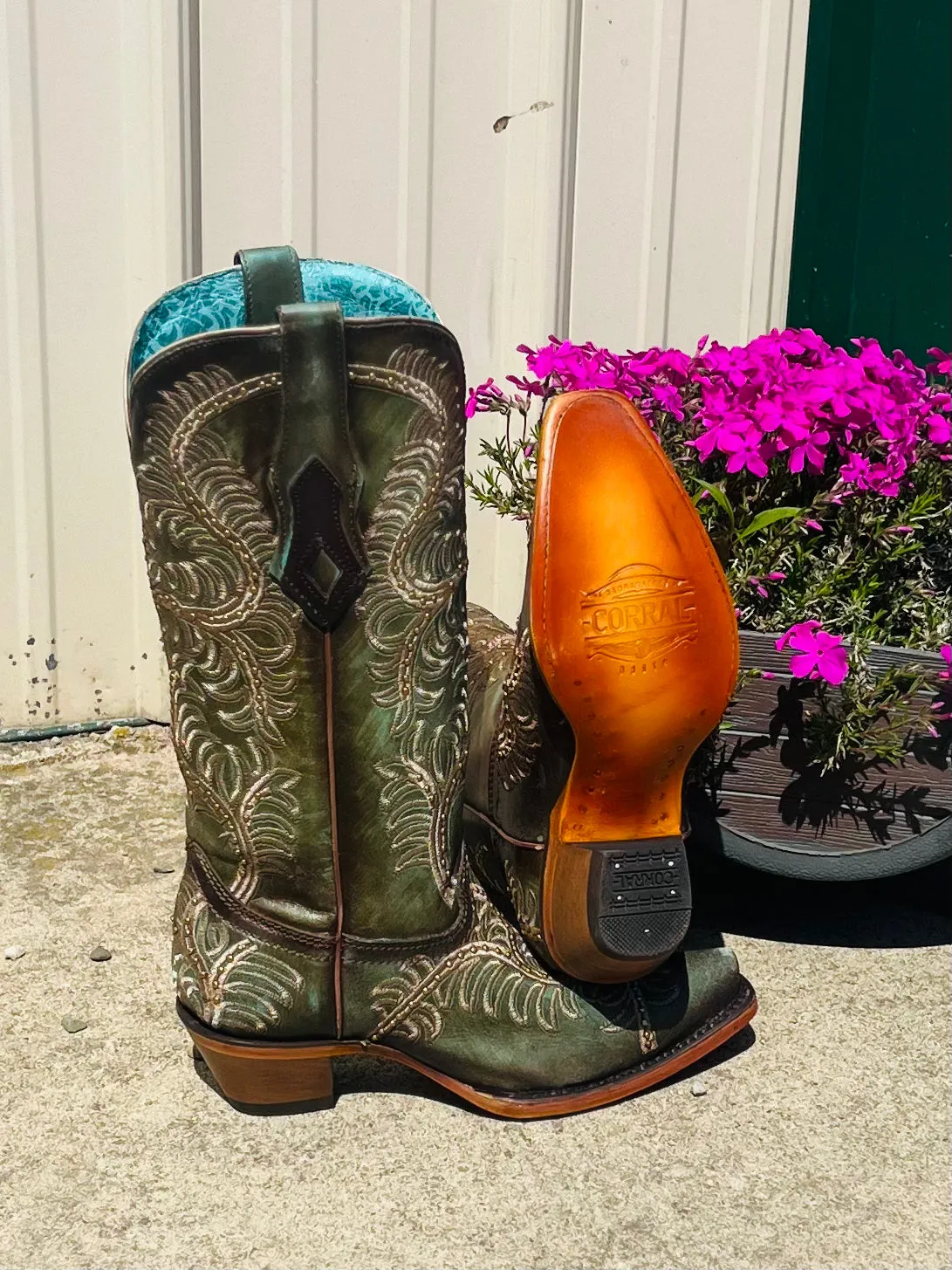 Corral Women's Distressed Turquoise/Green Snip Toe Cowgirl Boots C4009 Flexible structure