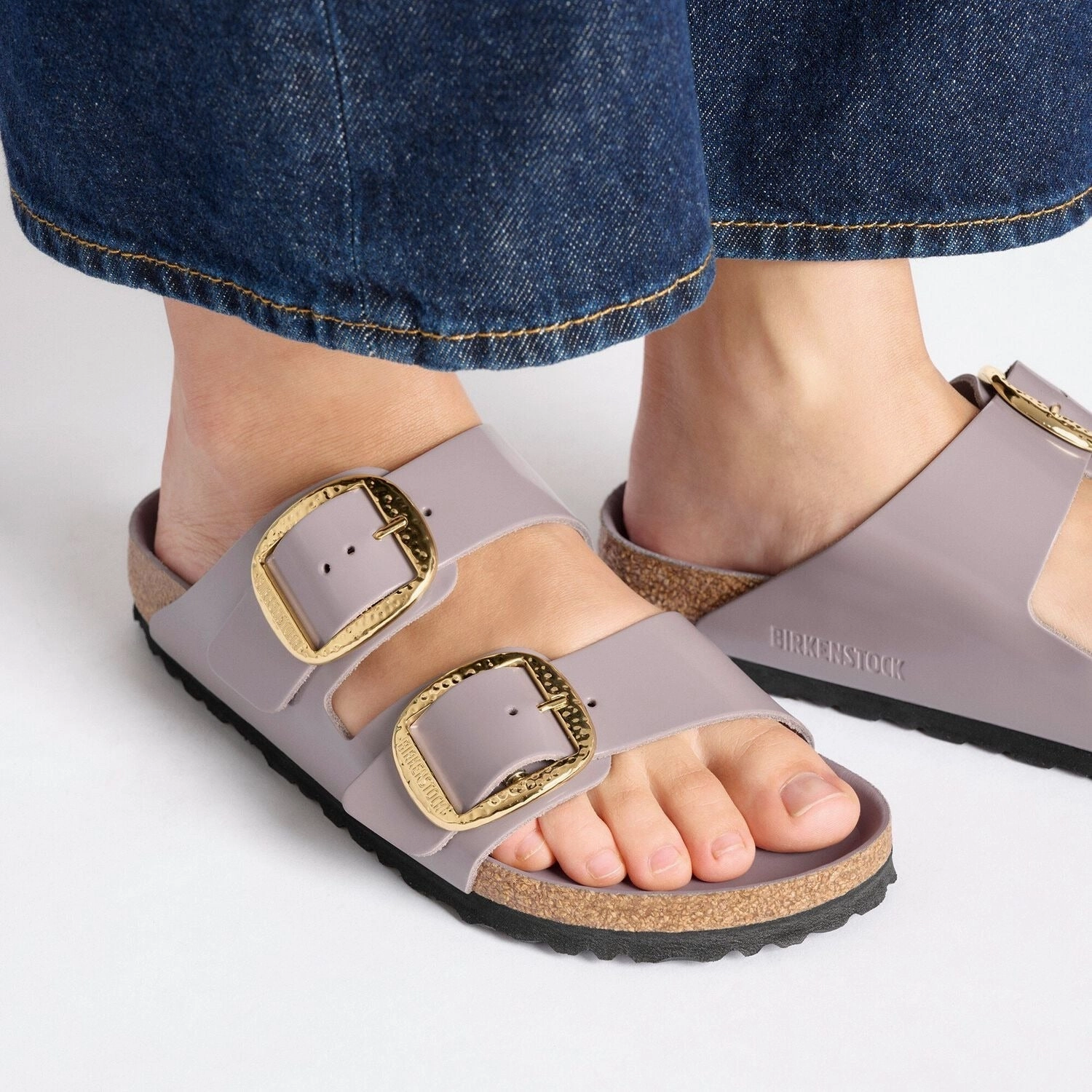 Arizona Hammered Big Buckle | High-Shine Patent Leather | Faded Purple Toe Post Outdoor Fashion