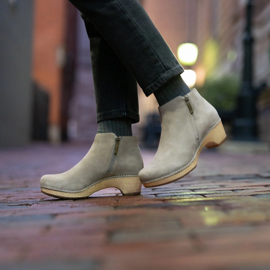 Lizanne | Milled Nubuck | Taupe Look Ready slow walk