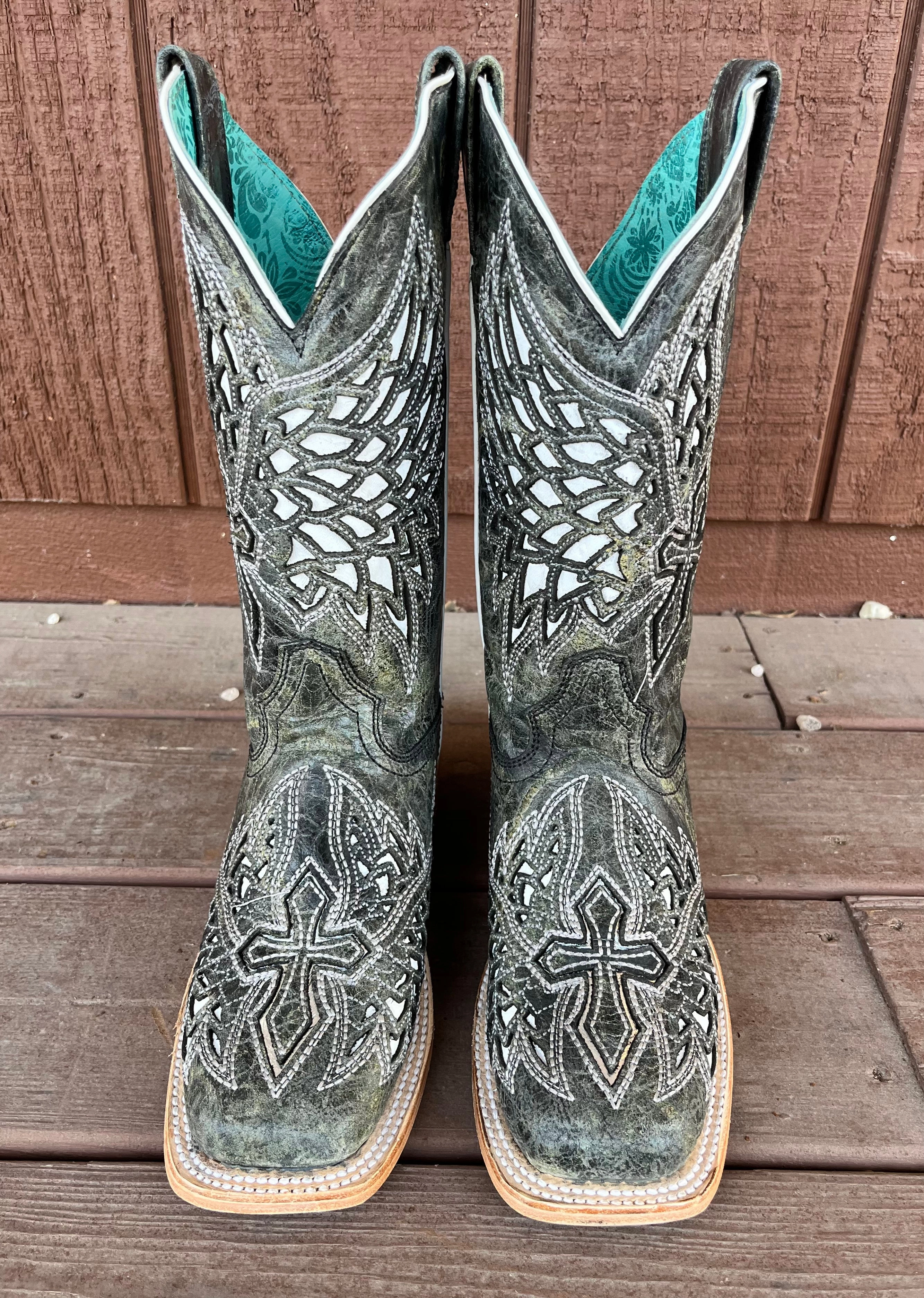 Corral Women's Black and White Cross & Wing Inlay Wide Square Toe Cowgirl Boot A4333 Minimalist Style