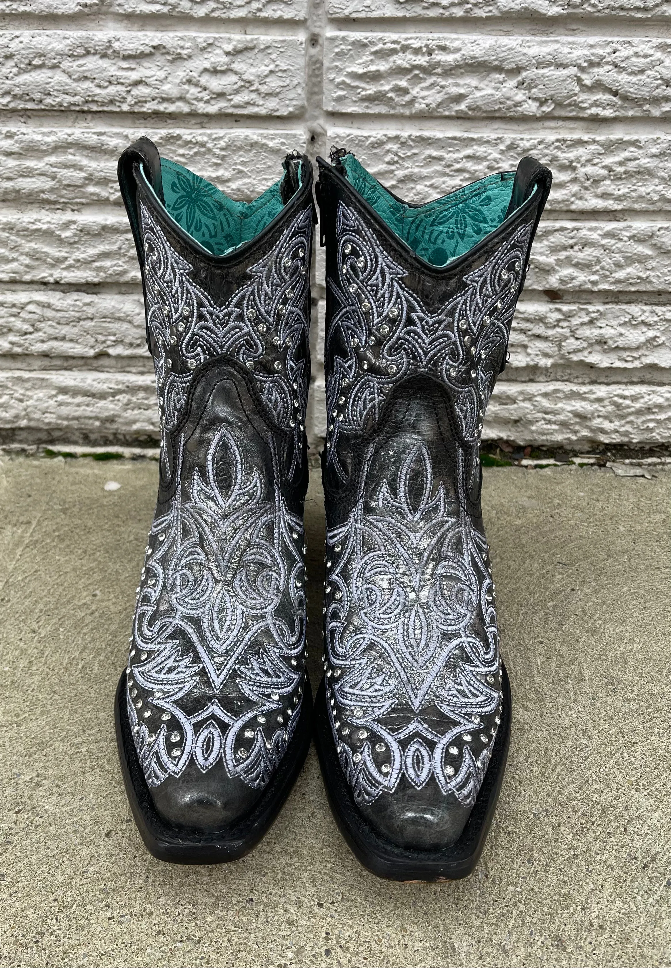 Weekend Ready Coffee Shop Corral Women's Black & White Cowgirl Bootie C3923