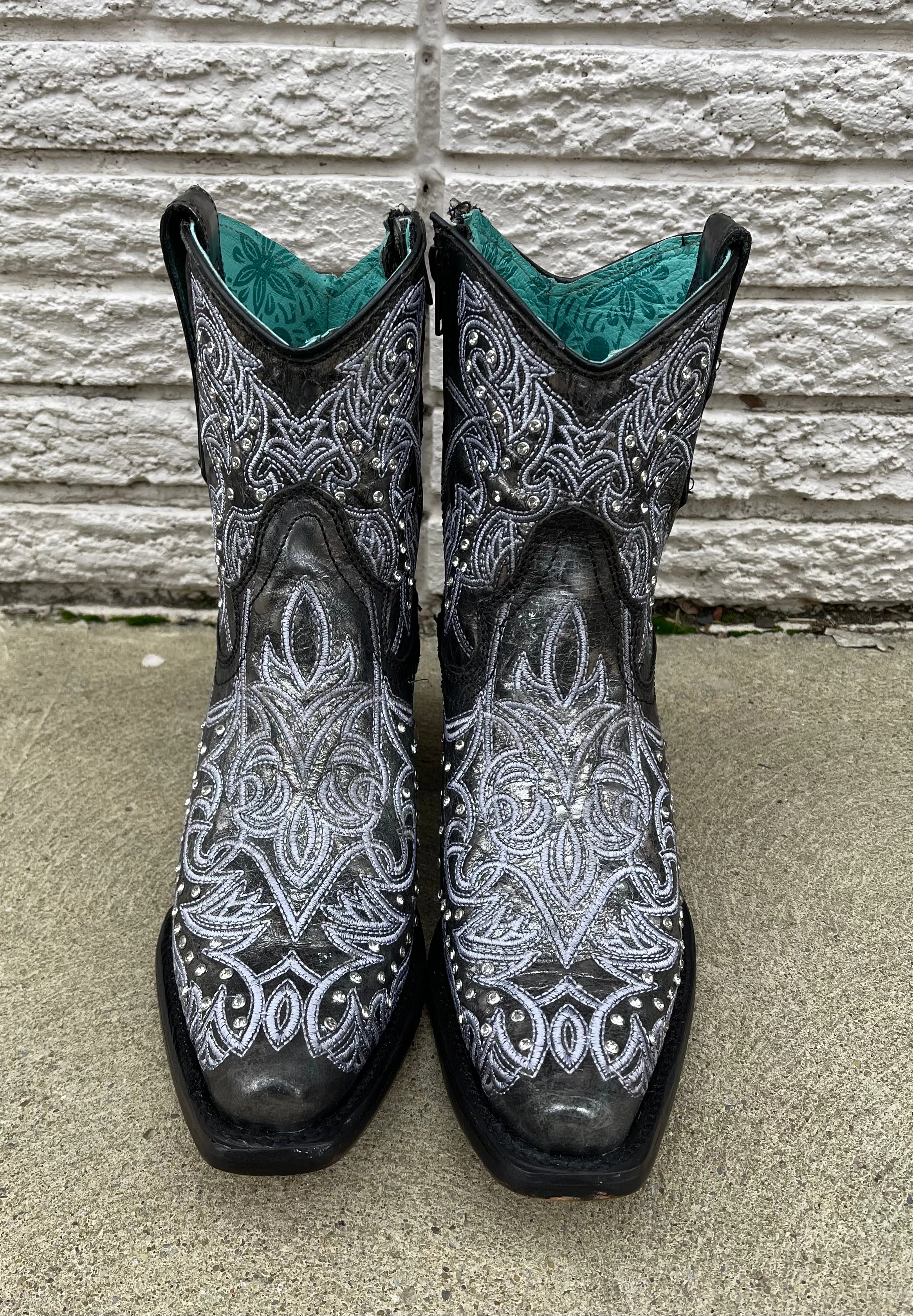 Weekend Ready Coffee Shop Corral Women's Black & White Cowgirl Bootie C3923