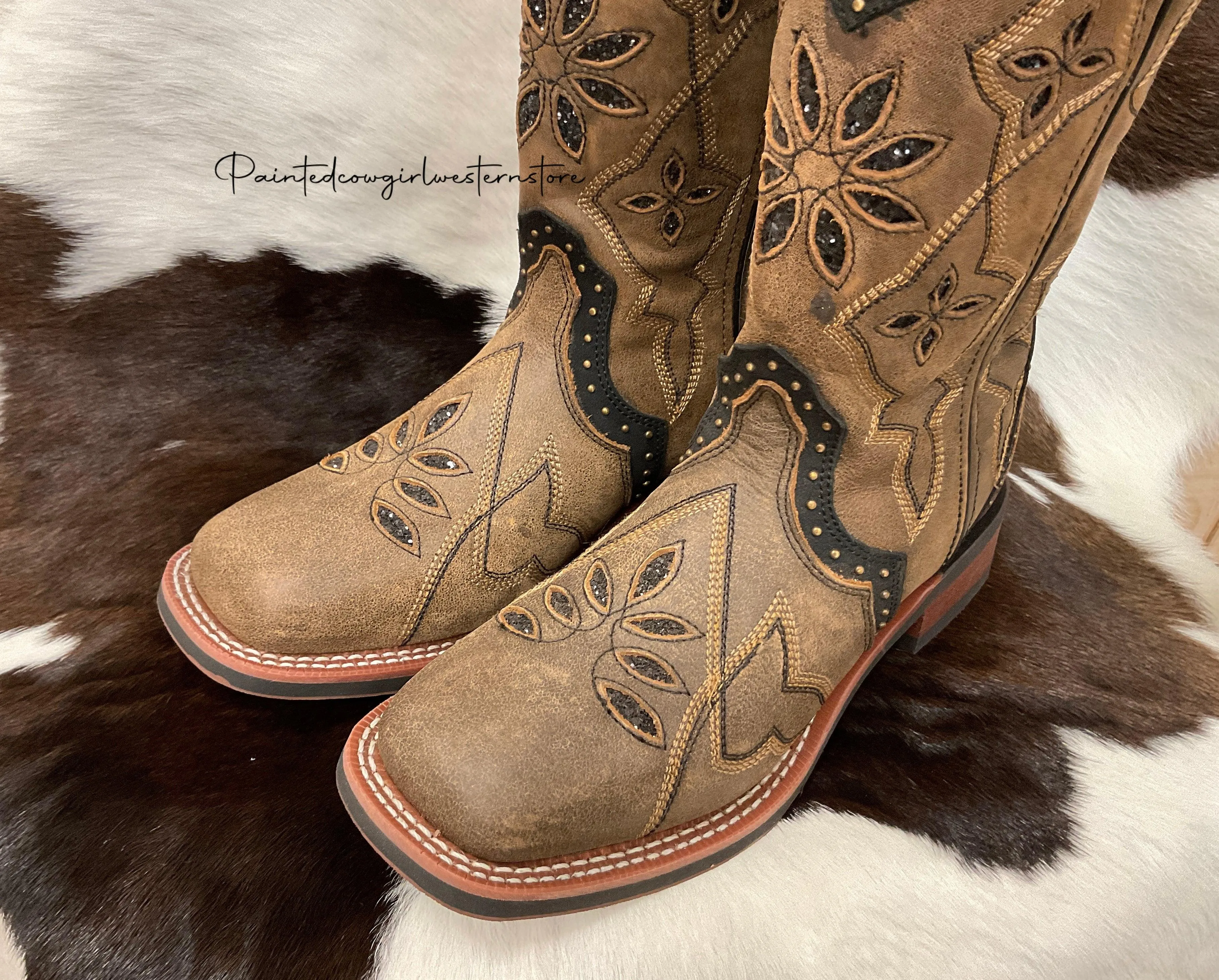 Effortless Look Running Comfort Laredo Women's Bouquet Square Toe Cowgirl Boots 5844