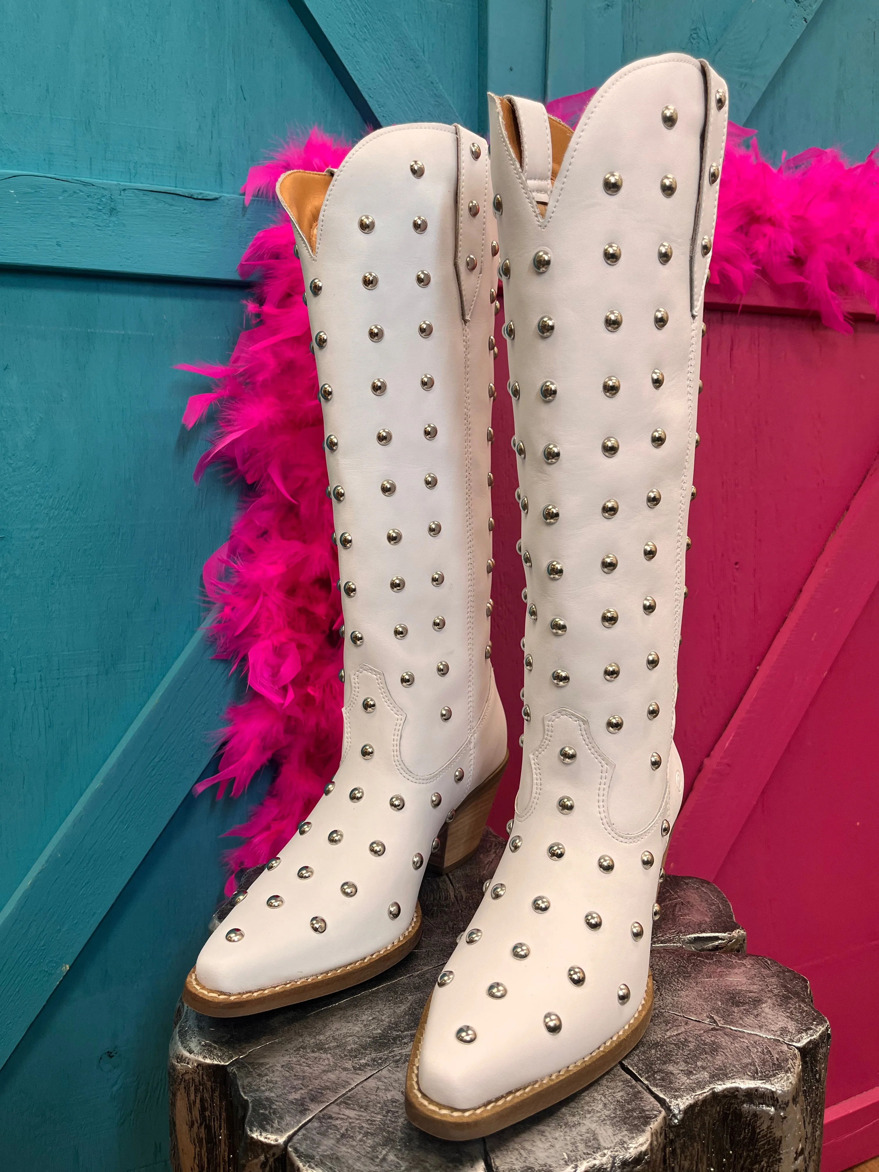 Mid Rise Dingo Women's Broadway Bunny White Tall Studded Snip Toe Cowgirl Boots DI155